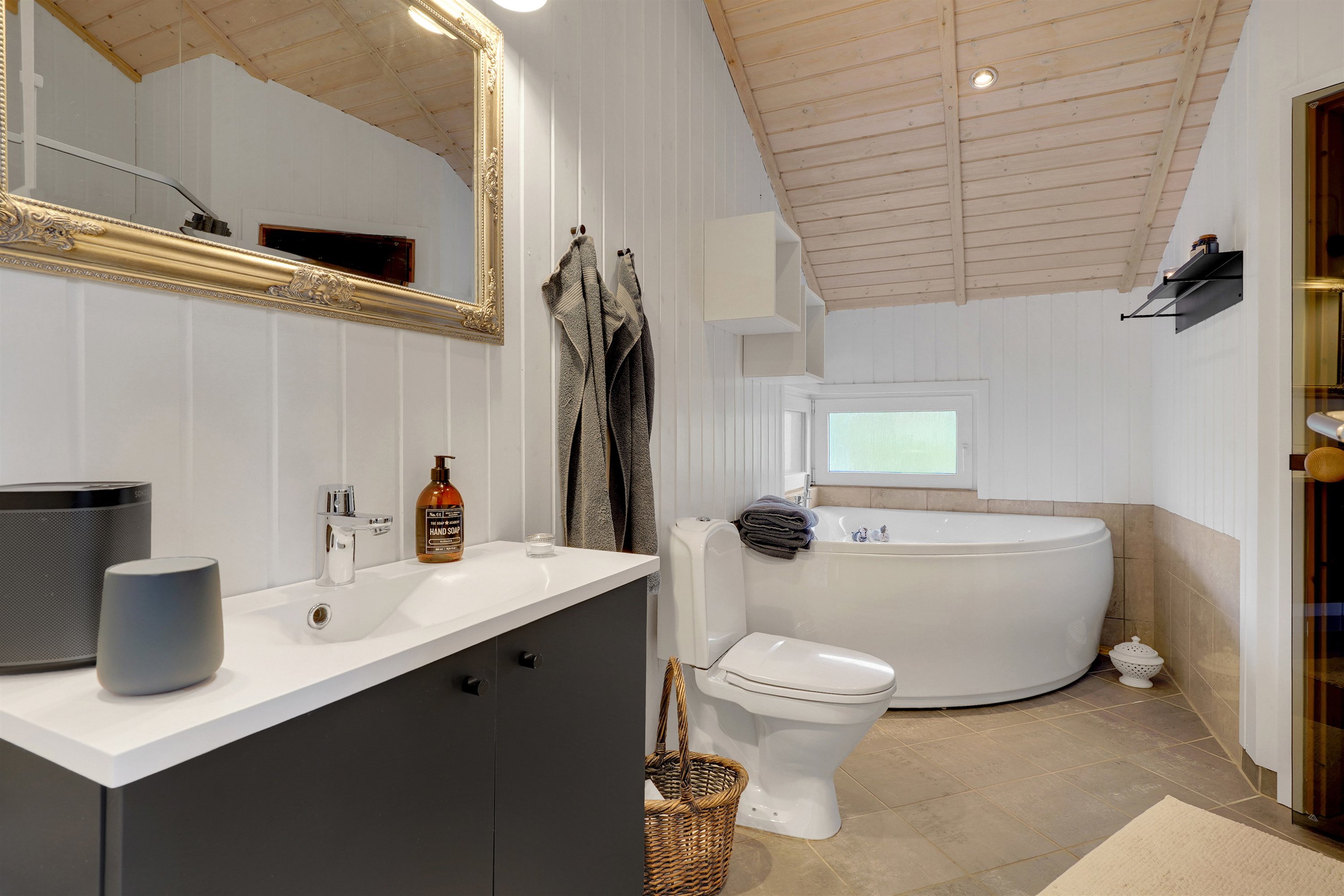 Fremhævet badeværelse billede i fuldskærmstilstand. Billede af Hennebysvej 42I, 6854 Henne