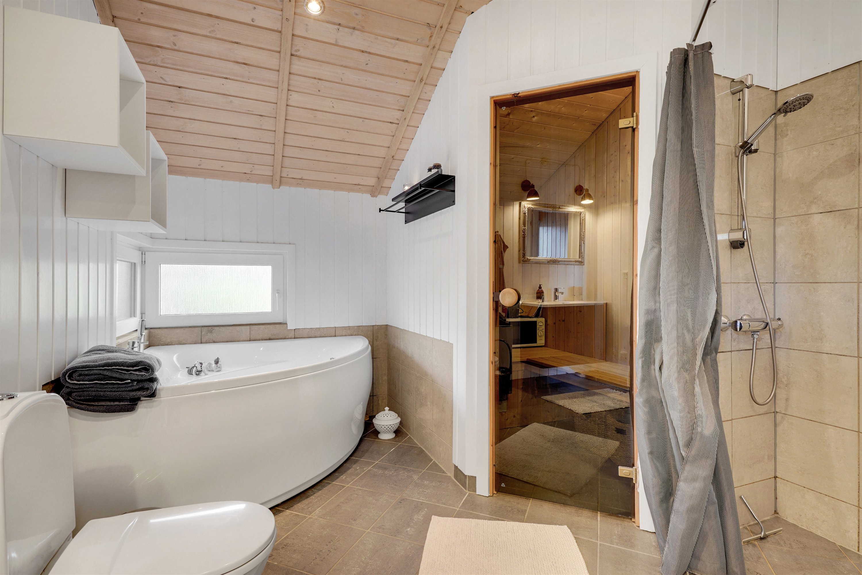 Fremhævet badeværelse billede i fuldskærmstilstand. Billede af Hennebysvej 42I, 6854 Henne