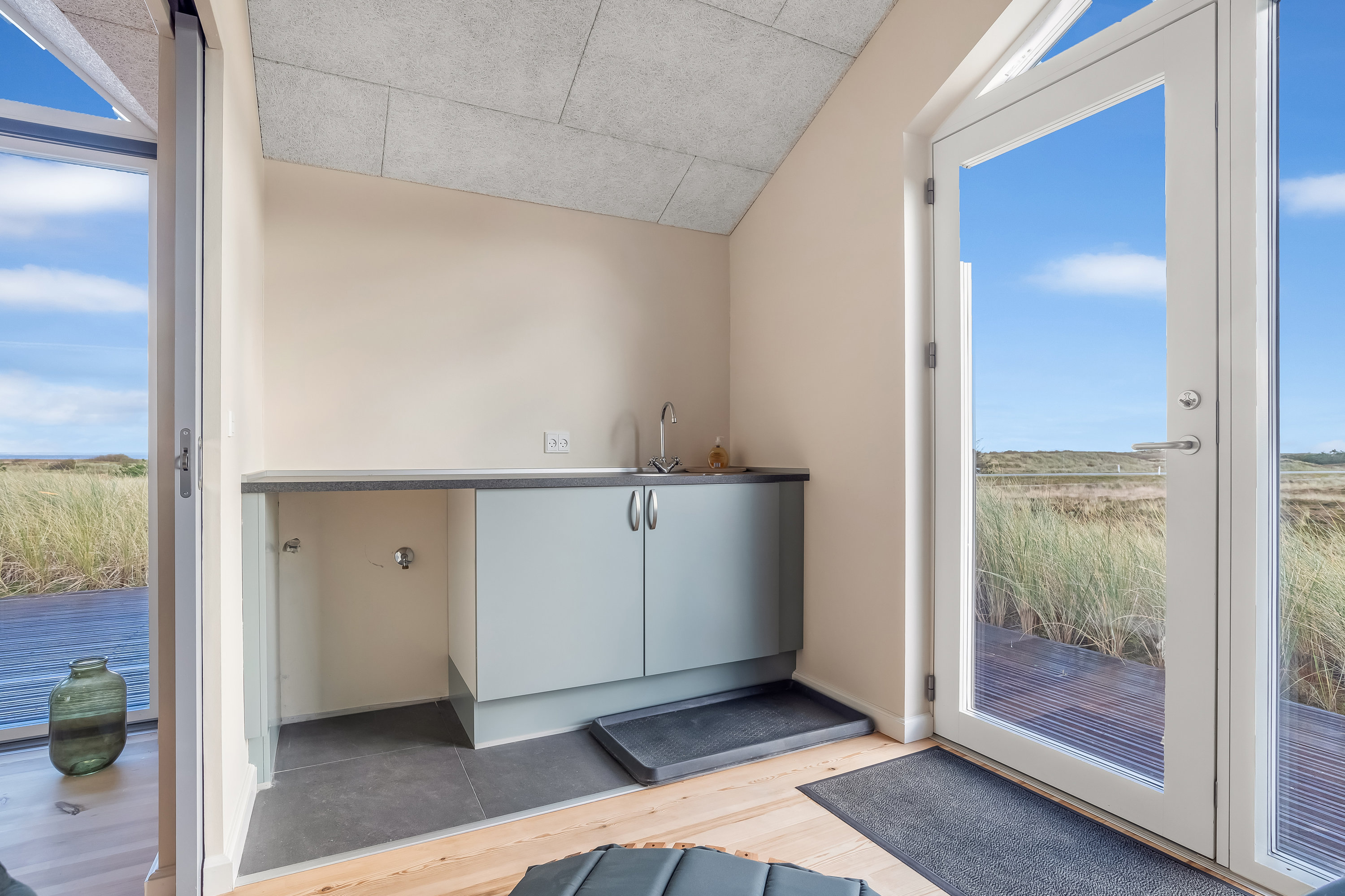 Fremhævet indgang billede i fuldskærmstilstand. Billede af Sønder Klitvej 198, Haurvig, 6960 Hvide Sande