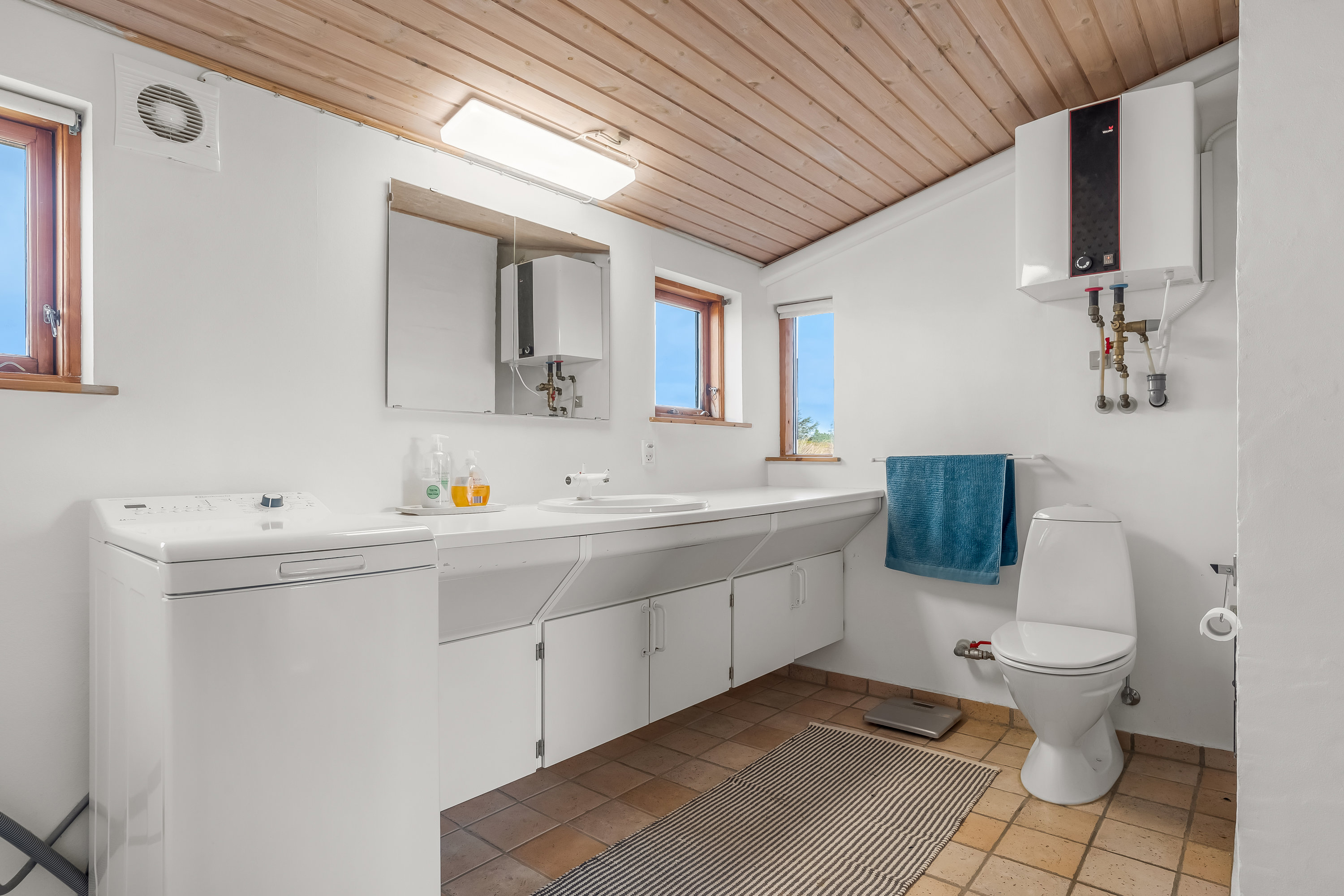 Fremhævet badeværelse billede i fuldskærmstilstand. Billede af Sønder Klitvej 198, Haurvig, 6960 Hvide Sande