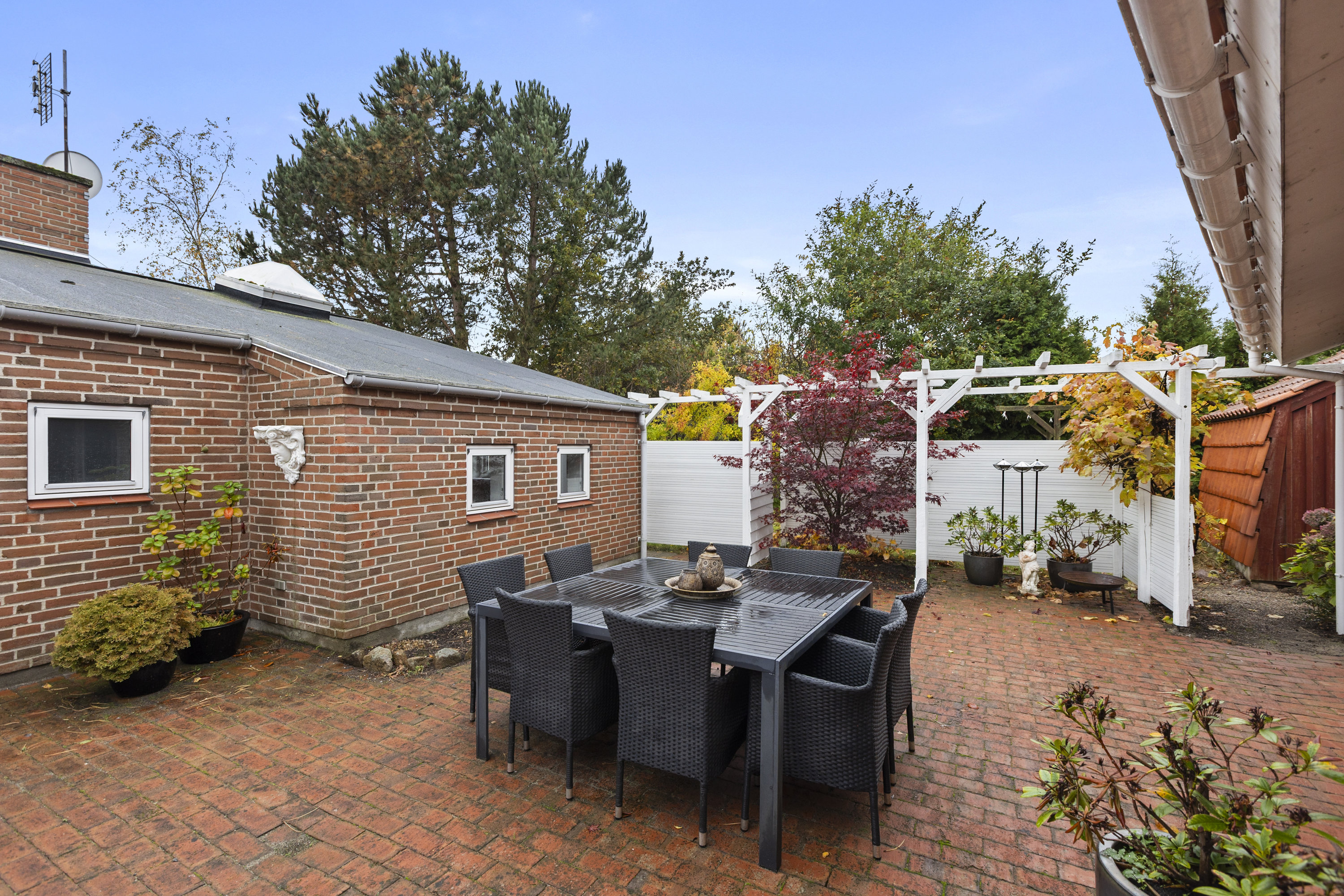 Miniaturebillede 1: gårdhave. Billede af Elmelunden 13, Bjerge Str, 4480 Store Fuglede