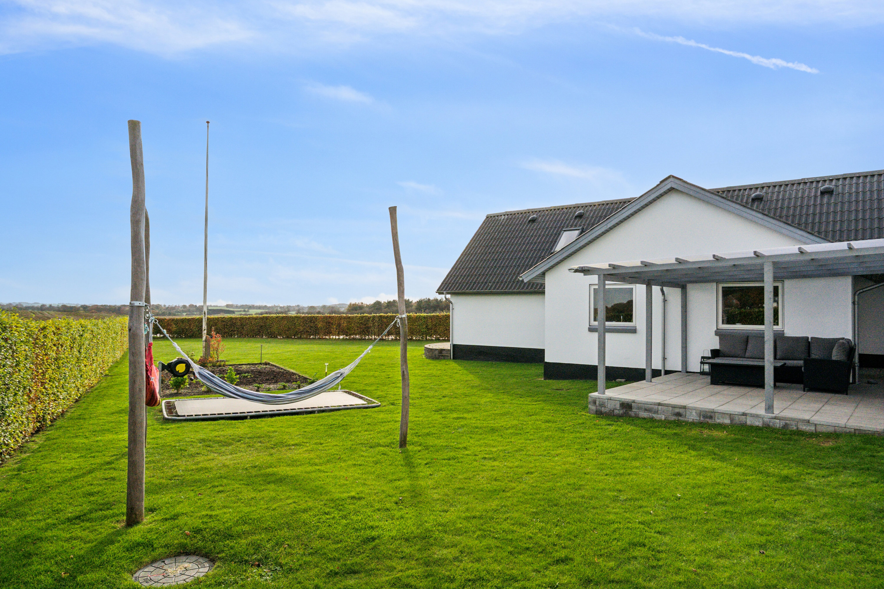 Fremhævet set fra haven billede i fuldskærmstilstand. Billede af Fynslundvej 86, 6064 Jordrup