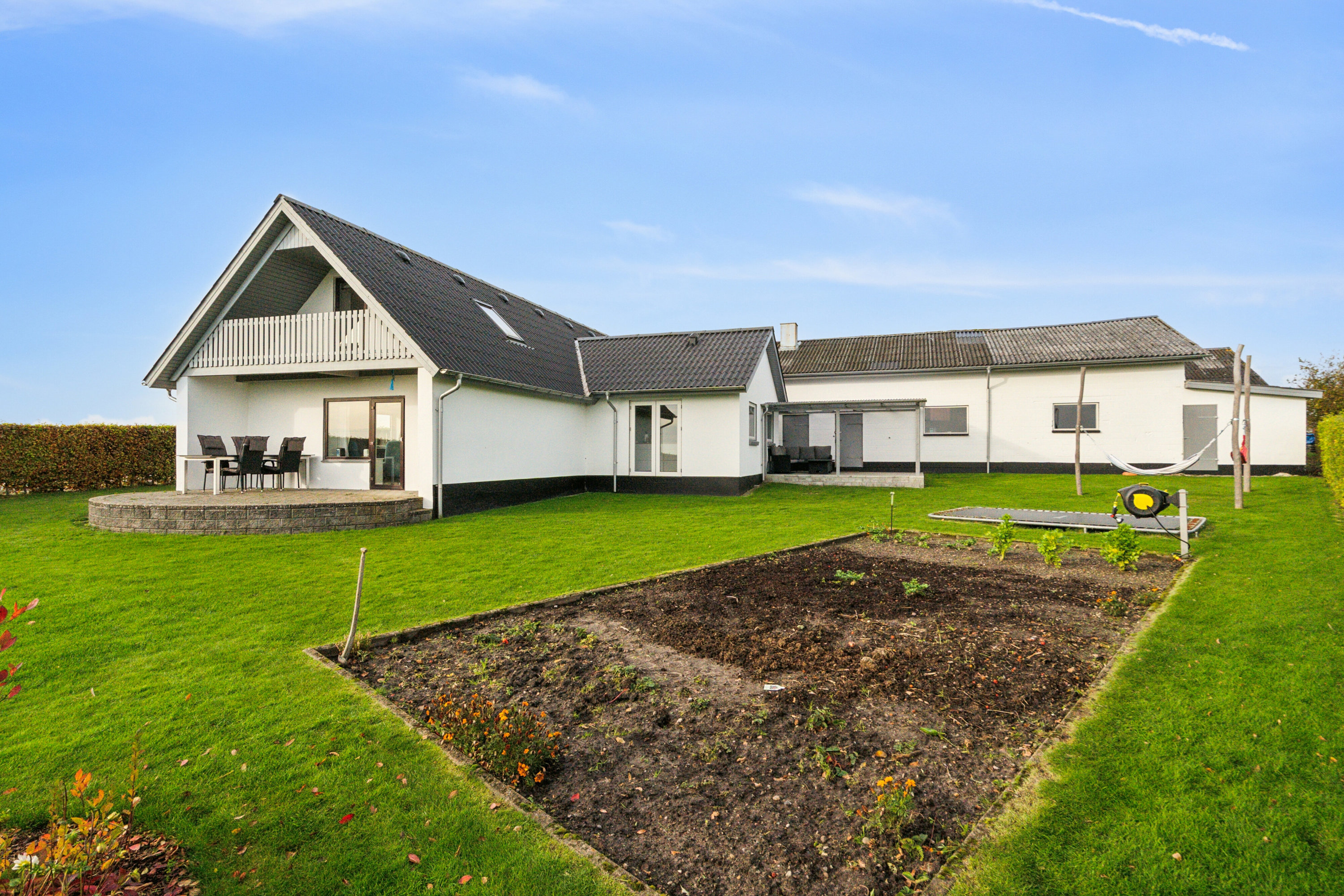 Miniaturebillede 1: set fra haven. Billede af Fynslundvej 86, 6064 Jordrup