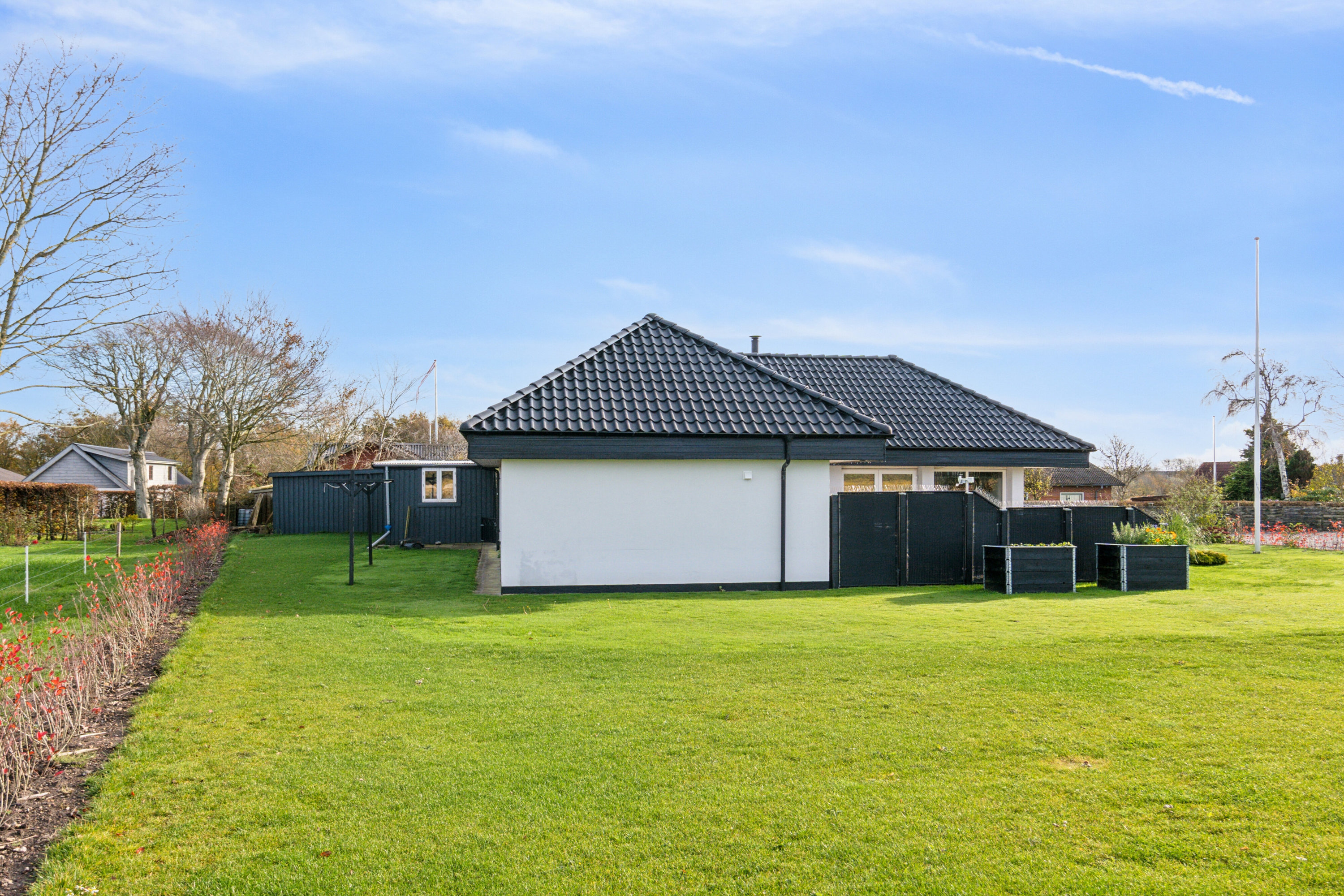 Fremhævet set fra haven billede i fuldskærmstilstand. Billede af Buen 14, Stagstrup, 7752 Snedsted