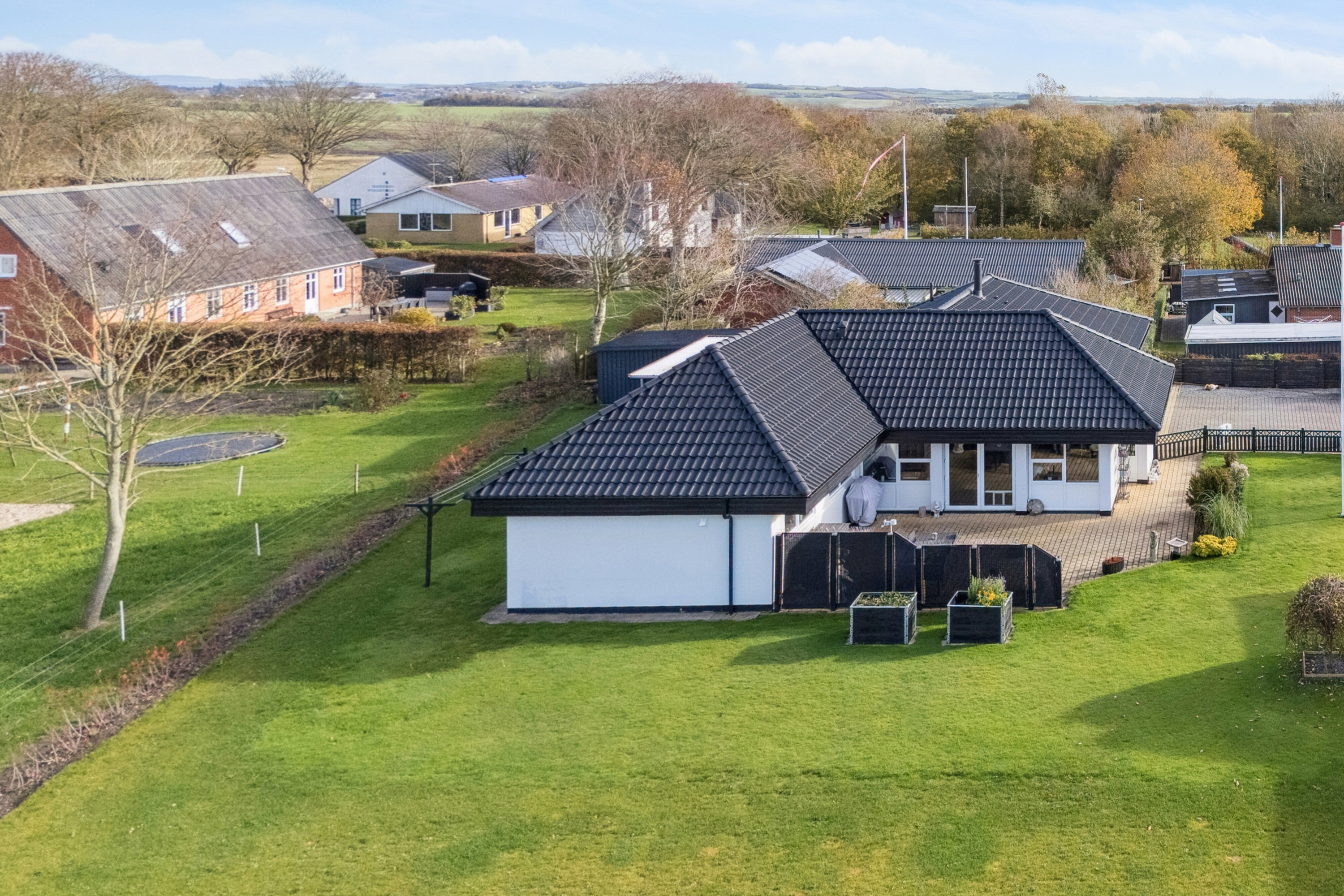 Fremhævet set fra haven billede i fuldskærmstilstand. Billede af Buen 14, Stagstrup, 7752 Snedsted