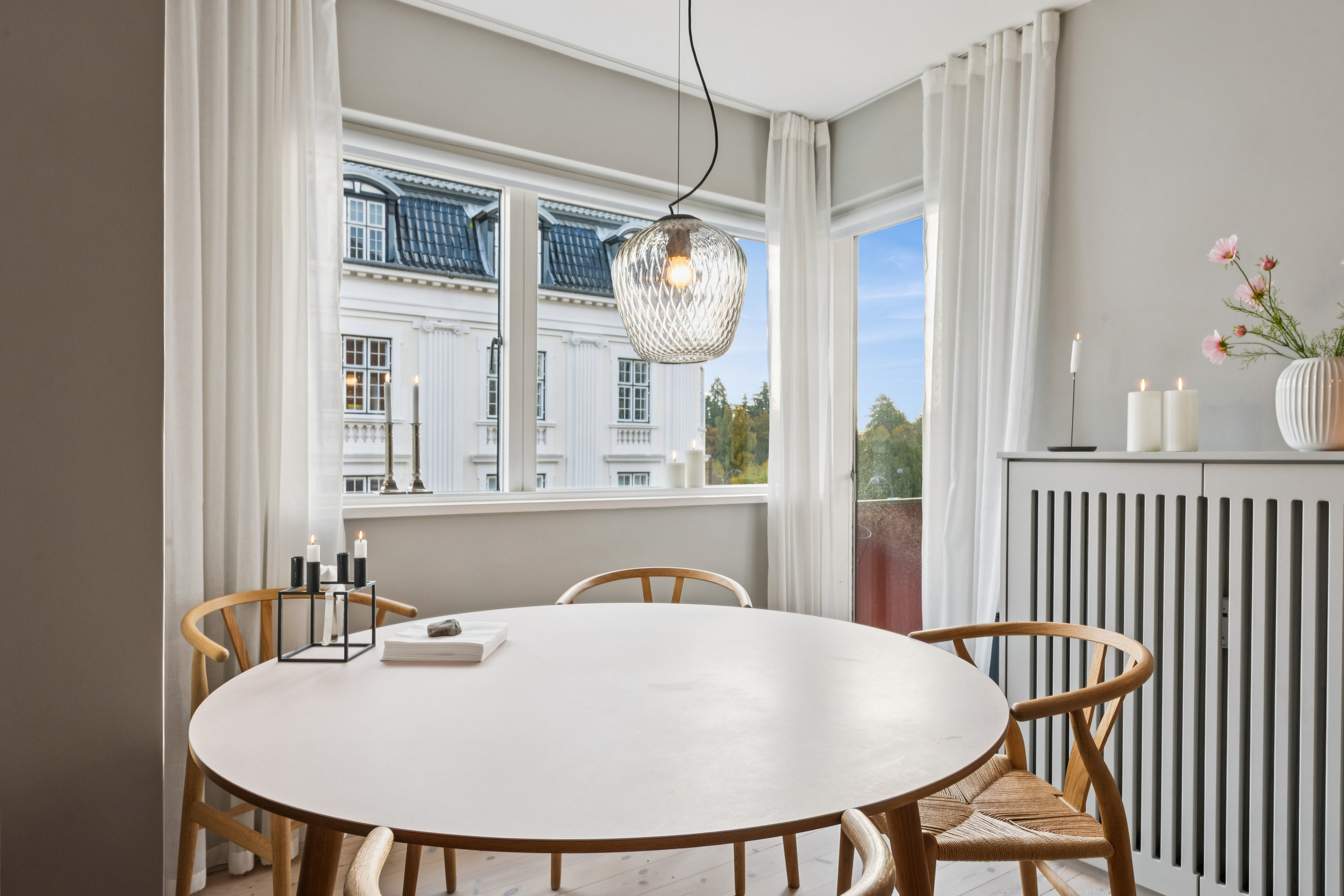 Fremhævet stue billede i fuldskærmstilstand. Billede af Rådhusvej 18, 2. tv., 2920 Charlottenlund