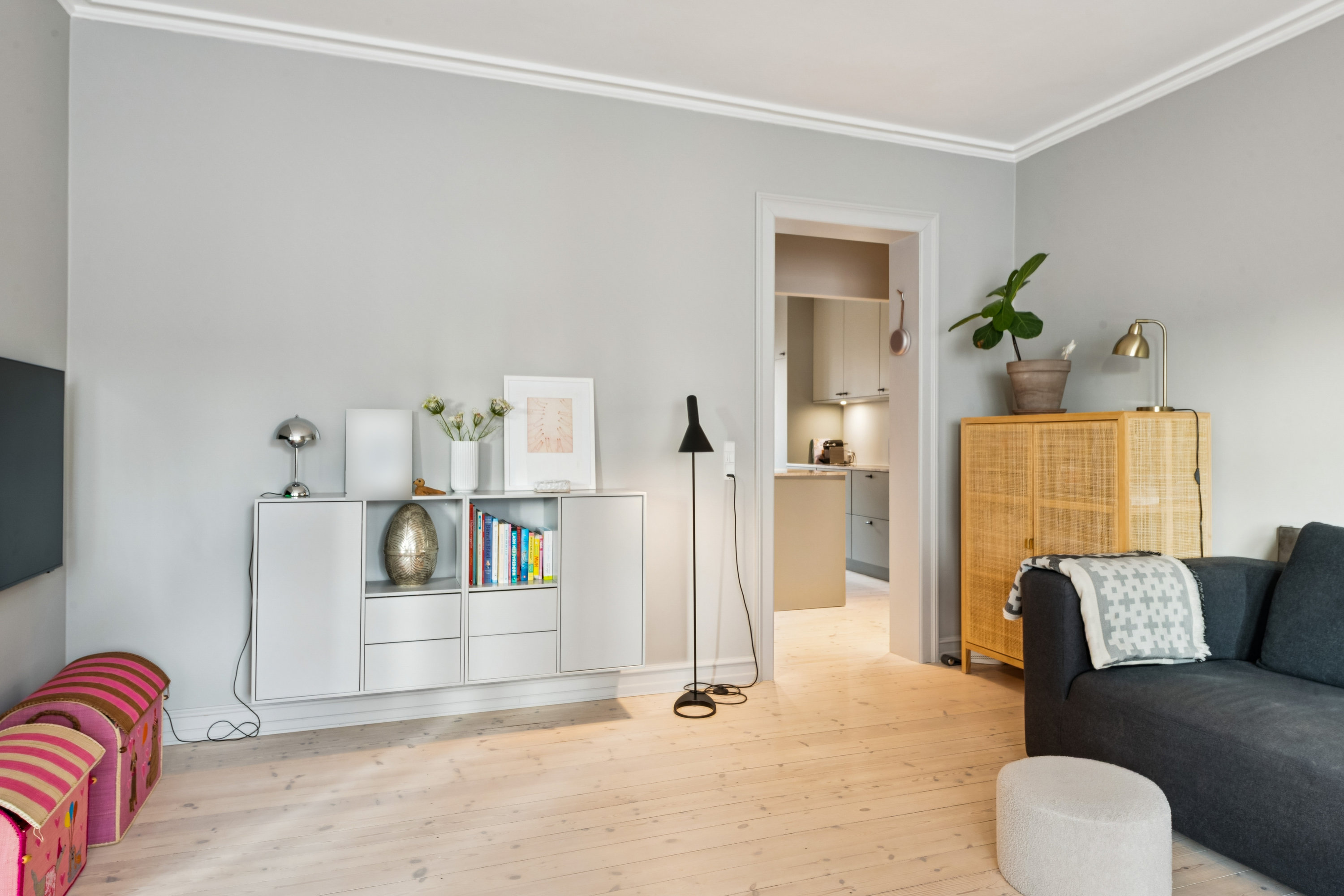 Fremhævet stue billede i fuldskærmstilstand. Billede af Rådhusvej 18, 2. tv., 2920 Charlottenlund