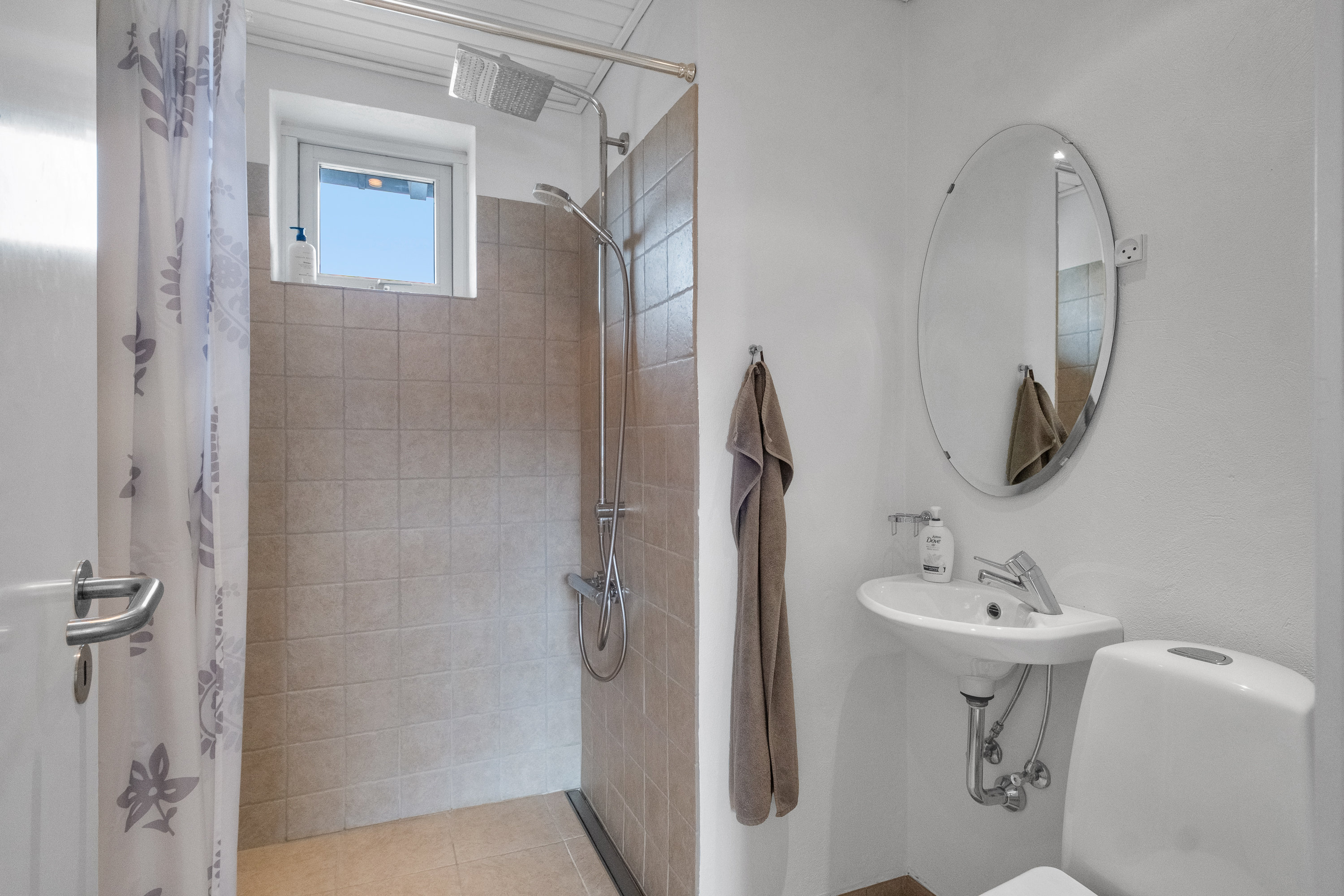 Fremhævet badeværelse billede i fuldskærmstilstand. Billede af Georgsmindevej 5, 8530 Hjortshøj