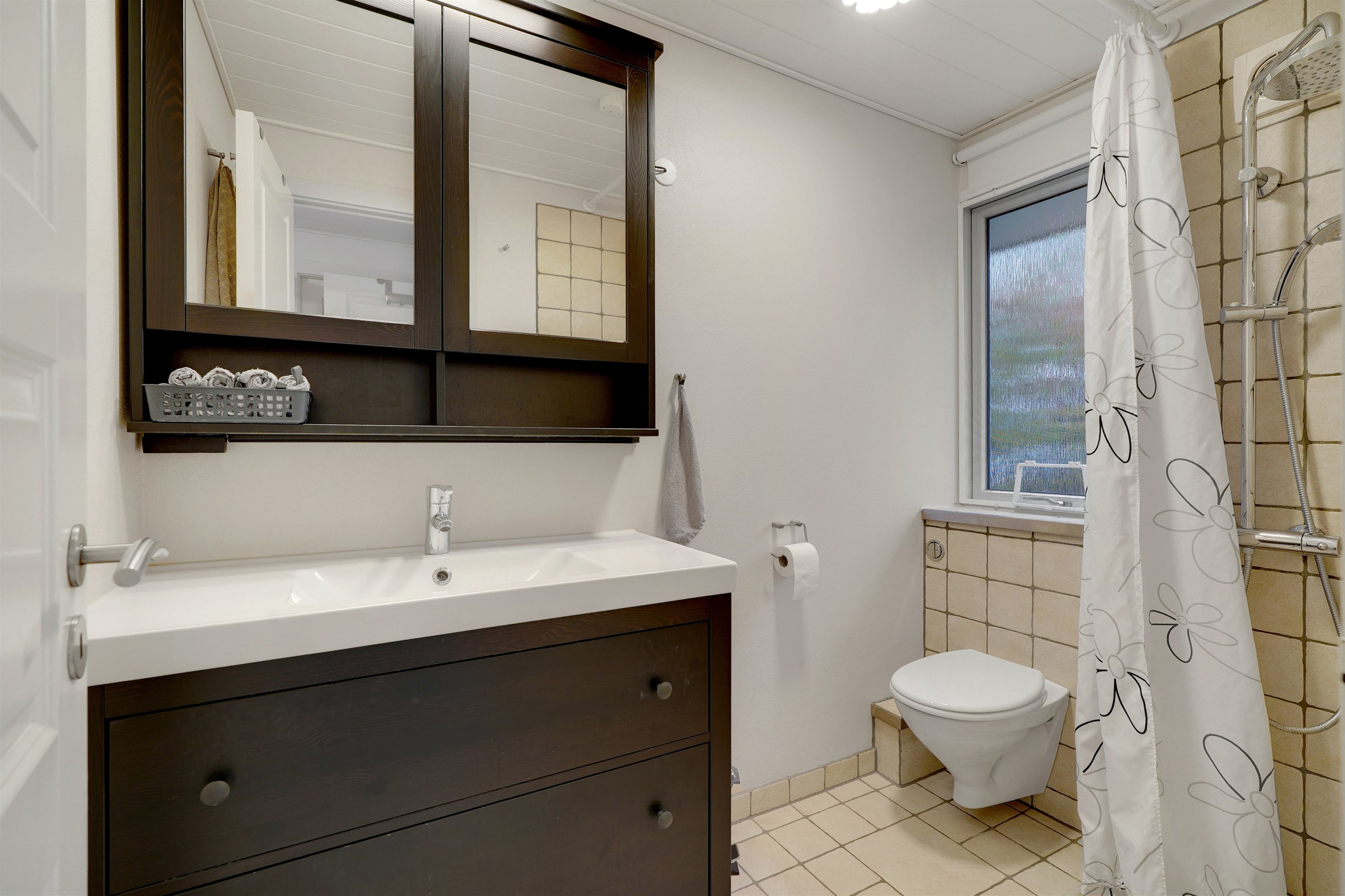 Miniaturebillede 1: badeværelse. Billede af Elmelunden 205, 7190 Billund