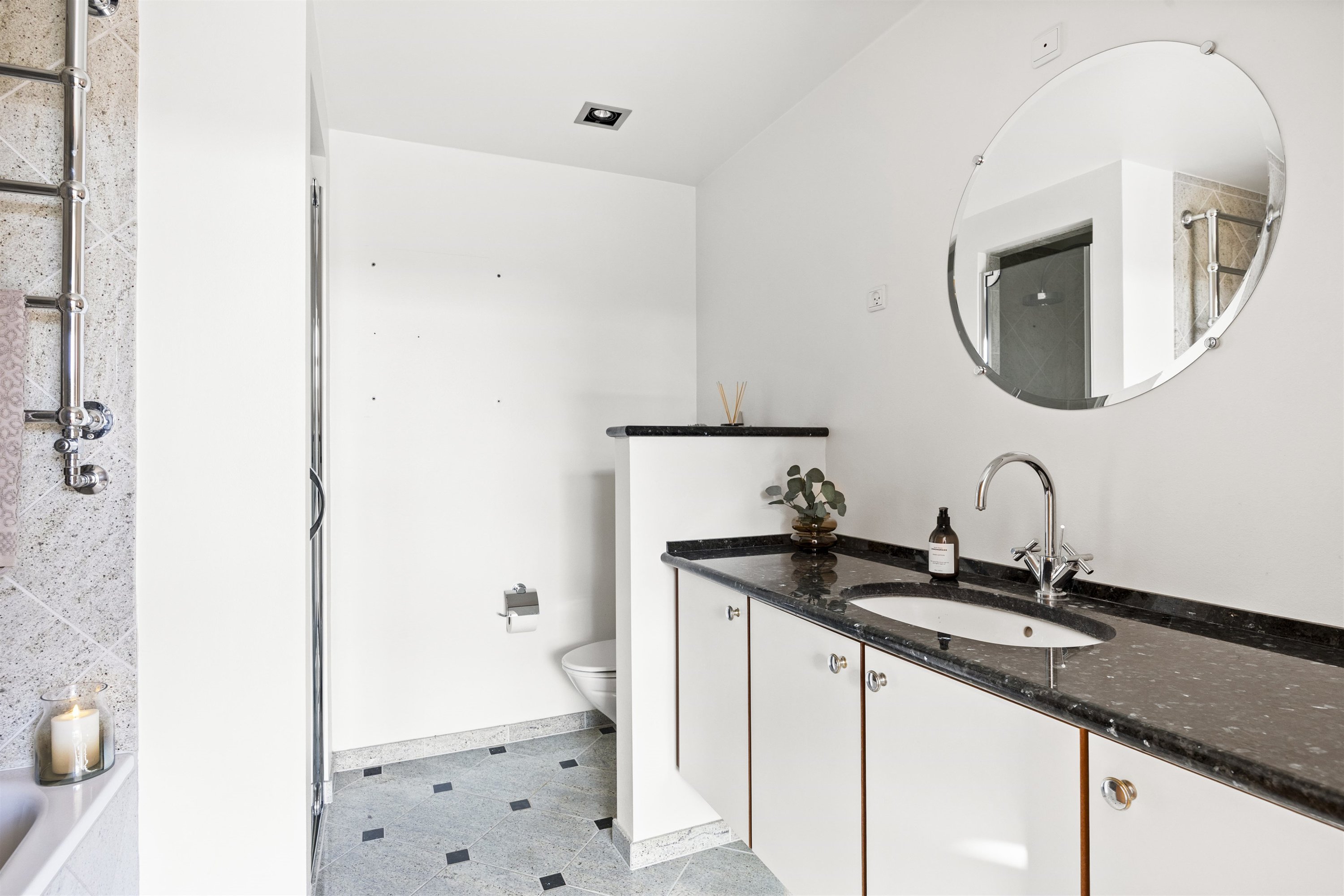 Fremhævet badeværelse billede i fuldskærmstilstand. Billede af Kystvej 20, 1. 5., 3100 Hornbæk