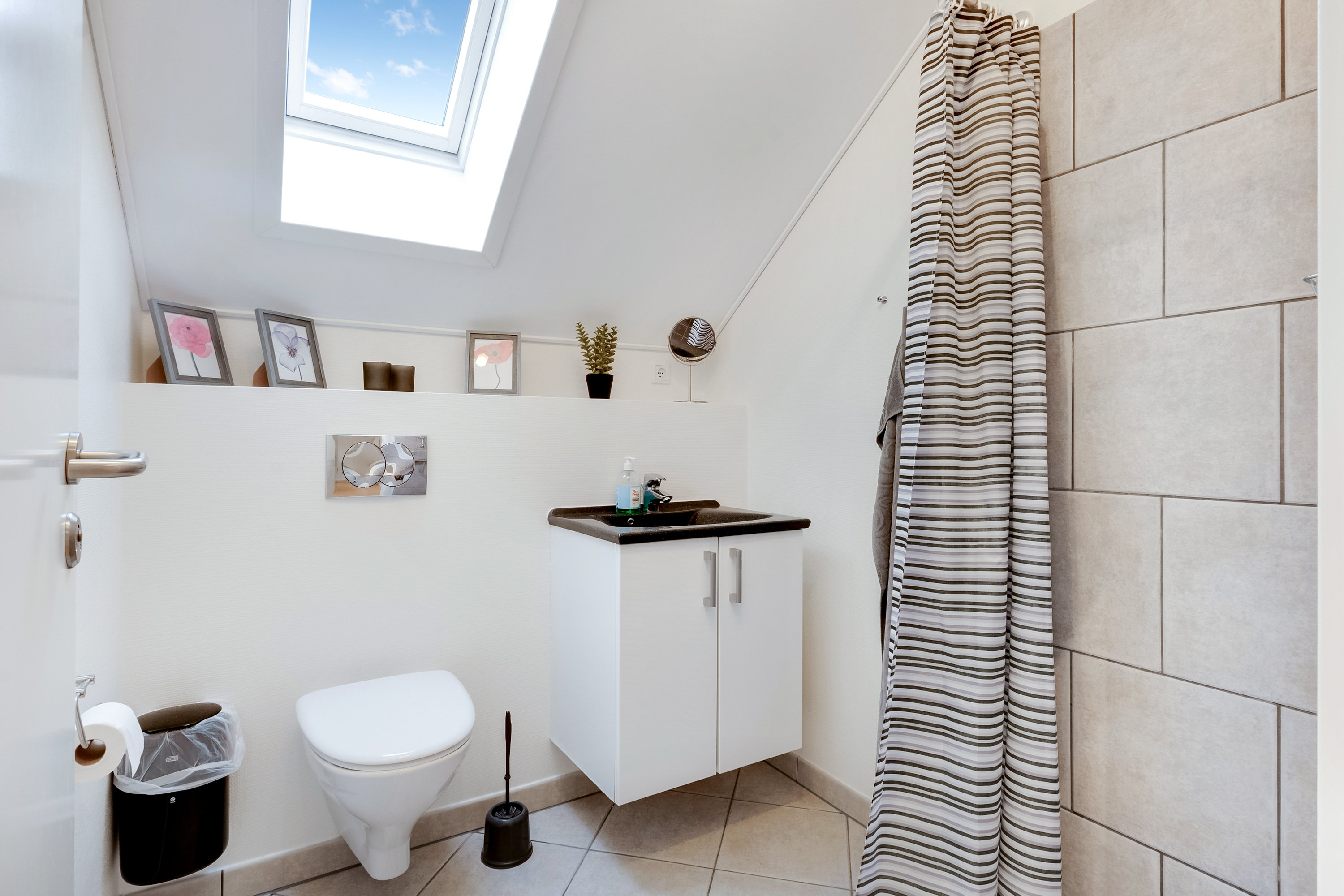 Fremhævet badeværelse billede i fuldskærmstilstand. Billede af Vestre Engvej 114, 1. th., 5400 Bogense