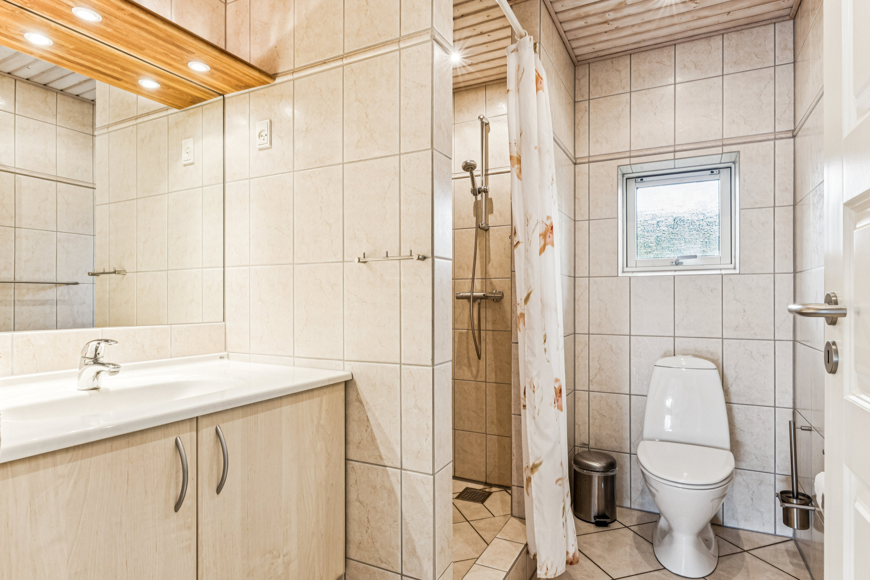 Fremhævet badeværelse billede i fuldskærmstilstand. Billede af Enebærkrattet 9, Høje Taastrup, 2630 Taastrup