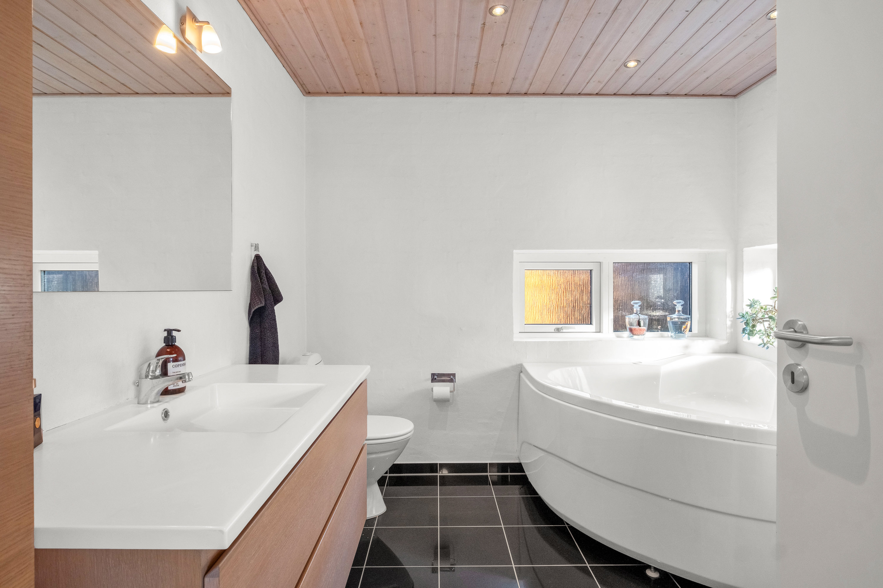 Fremhævet badeværelse billede i fuldskærmstilstand. Billede af Asmusgårdsvej 114, 8520 Lystrup