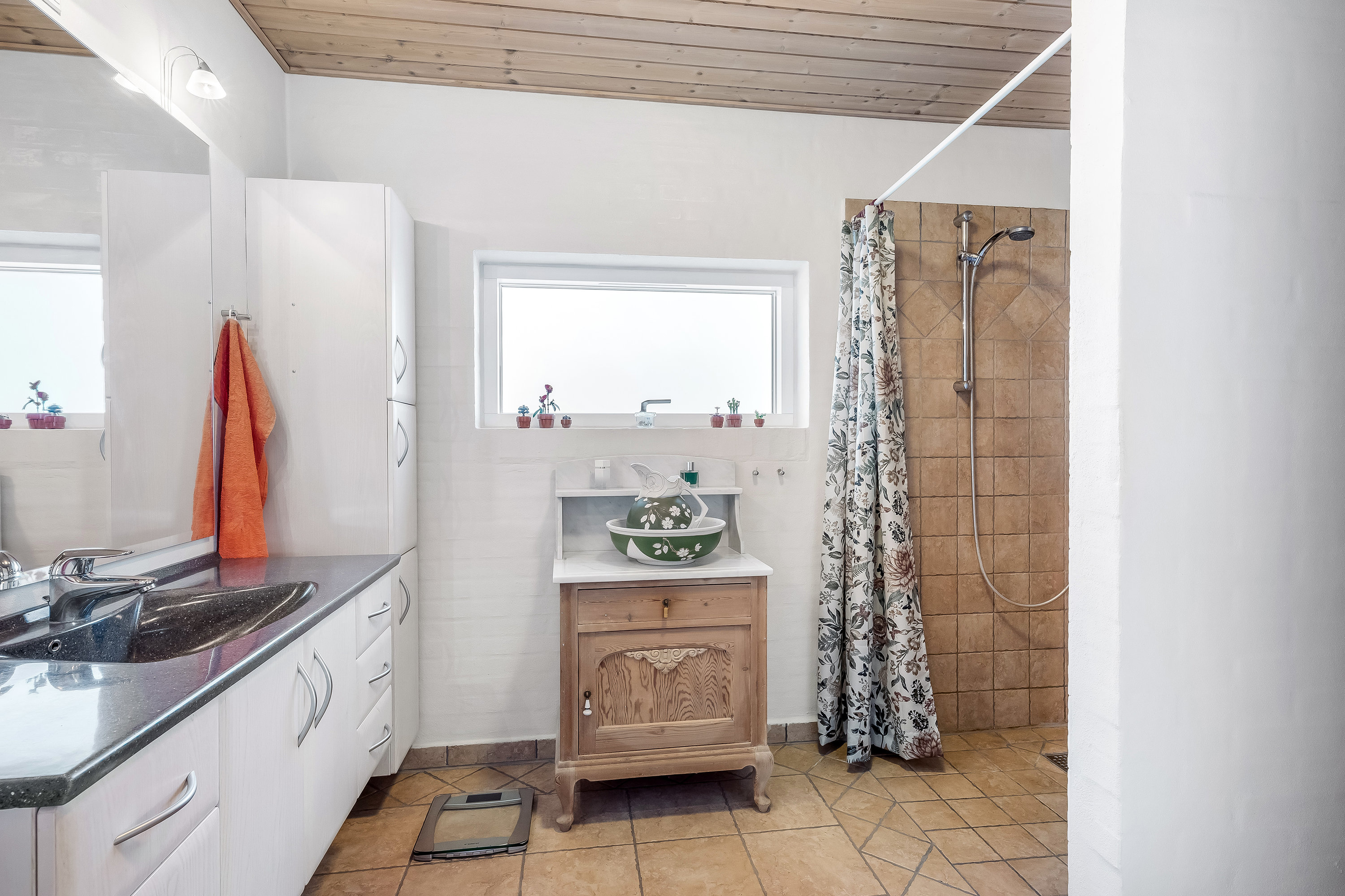 Fremhævet badeværelse billede i fuldskærmstilstand. Billede af Stenshøj 6, 6950 Ringkøbing