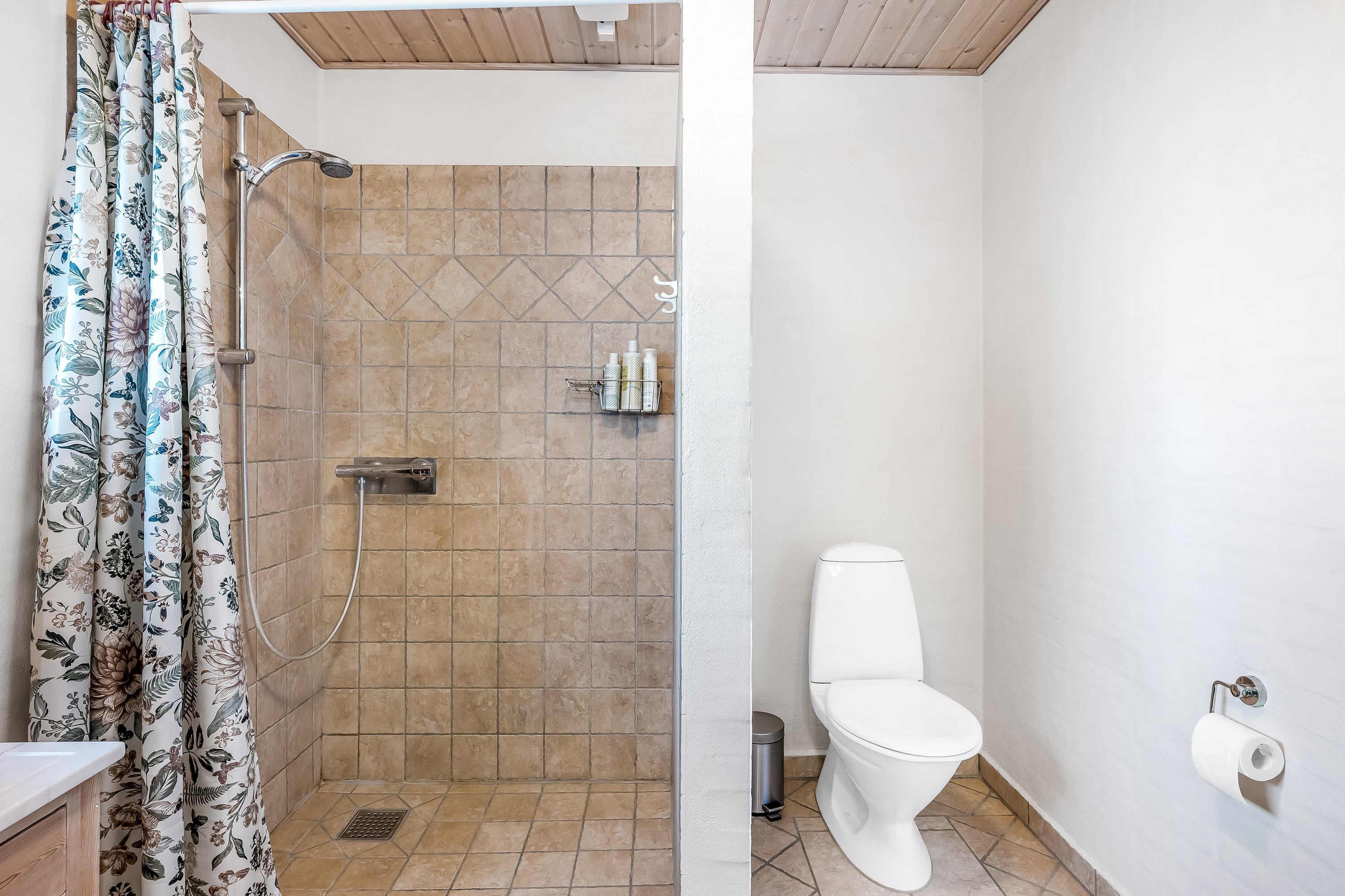 Fremhævet badeværelse billede i fuldskærmstilstand. Billede af Stenshøj 6, 6950 Ringkøbing