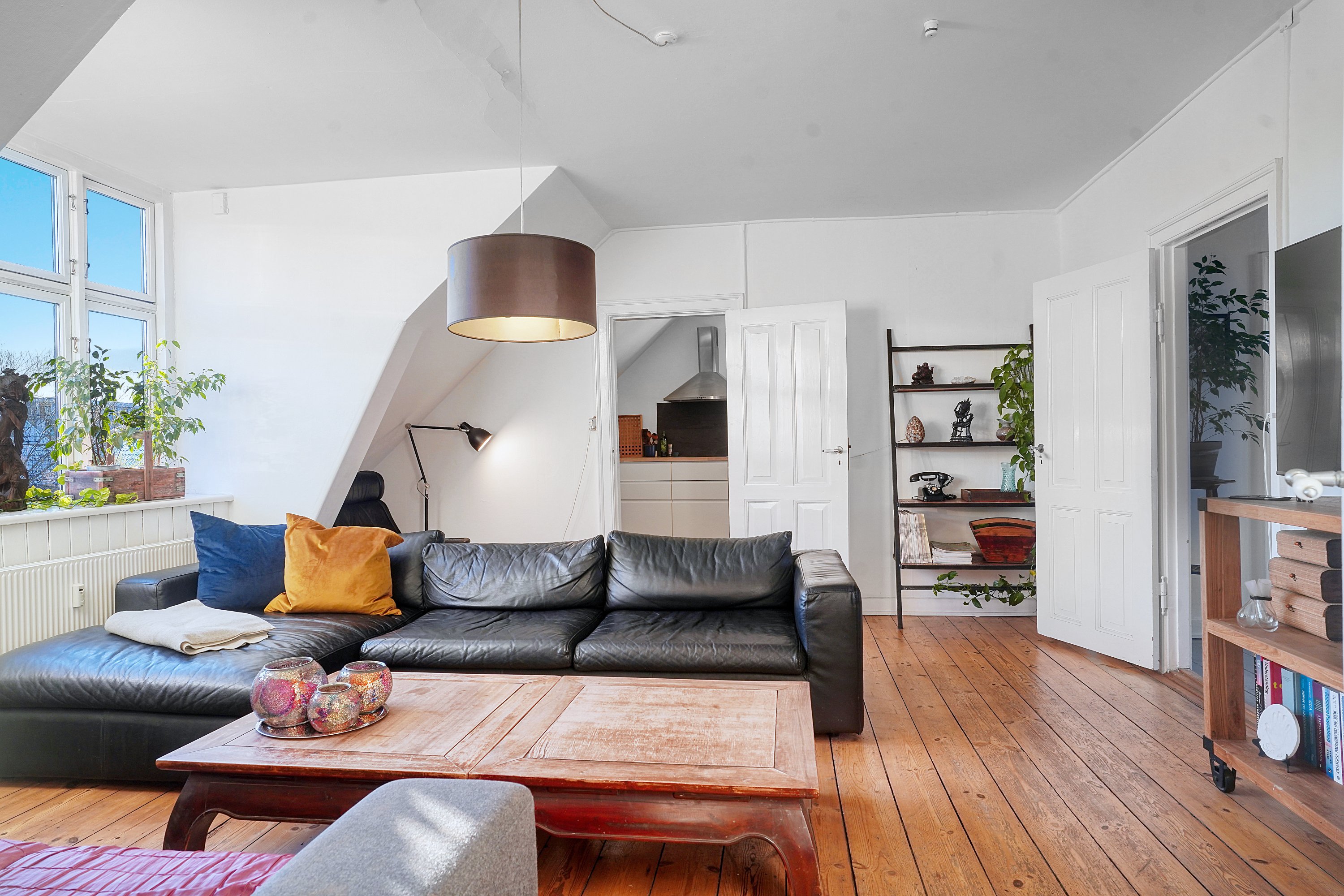 Fremhævet stue billede i fuldskærmstilstand. Billede af Langesvej 15, 1., 3400 Hillerød