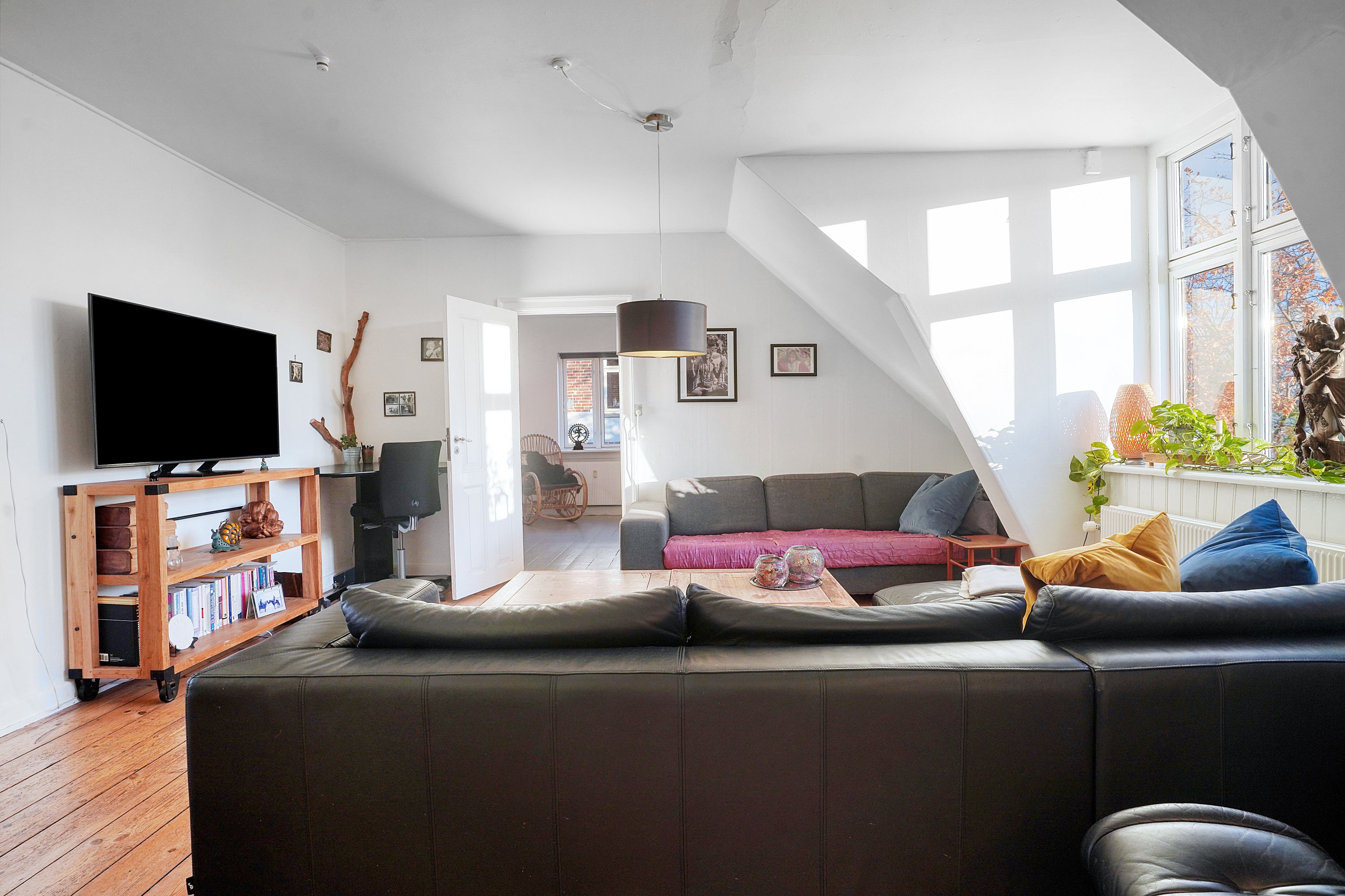 Fremhævet stue billede i fuldskærmstilstand. Billede af Langesvej 15, 1., 3400 Hillerød