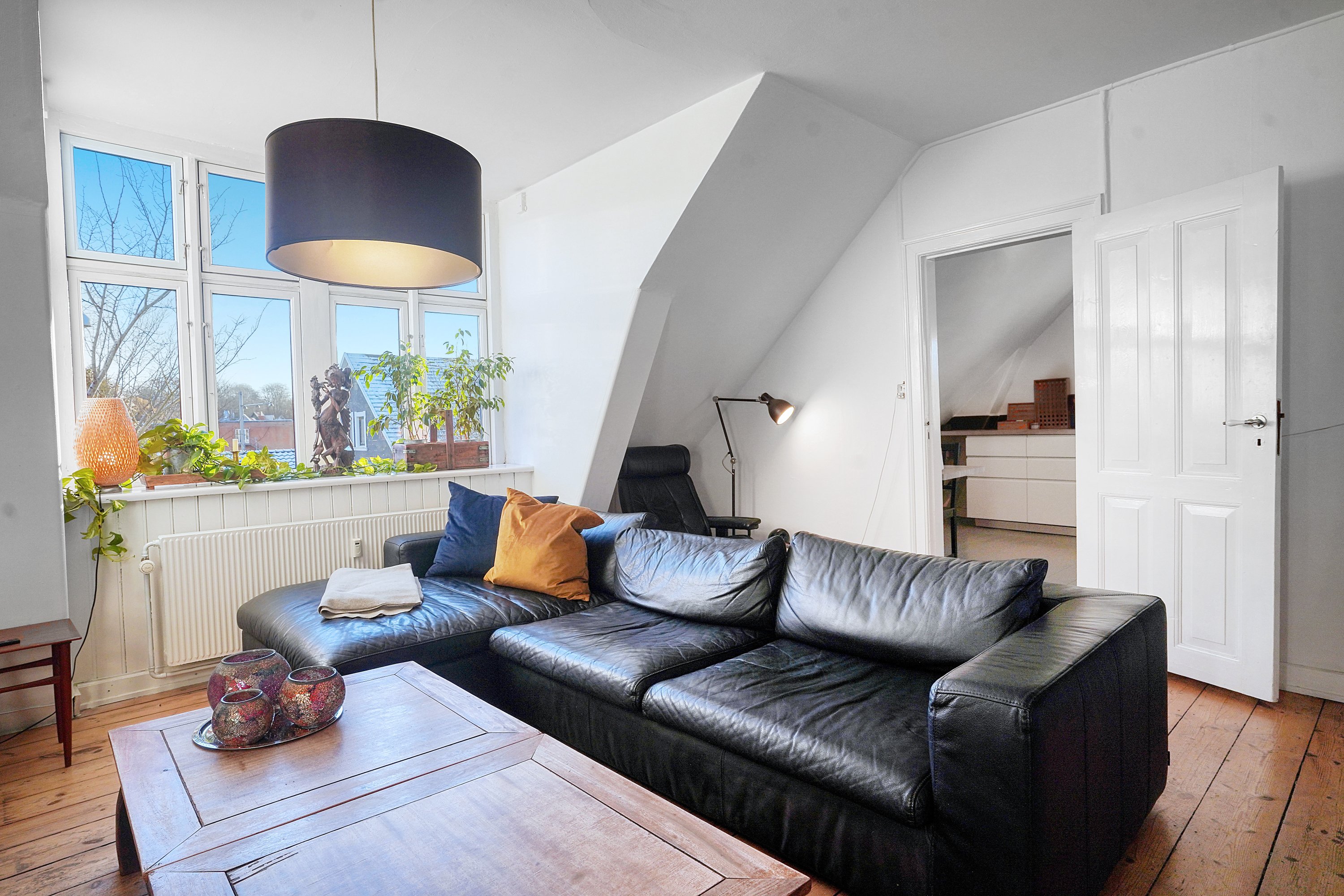 Fremhævet stue billede i fuldskærmstilstand. Billede af Langesvej 15, 1., 3400 Hillerød