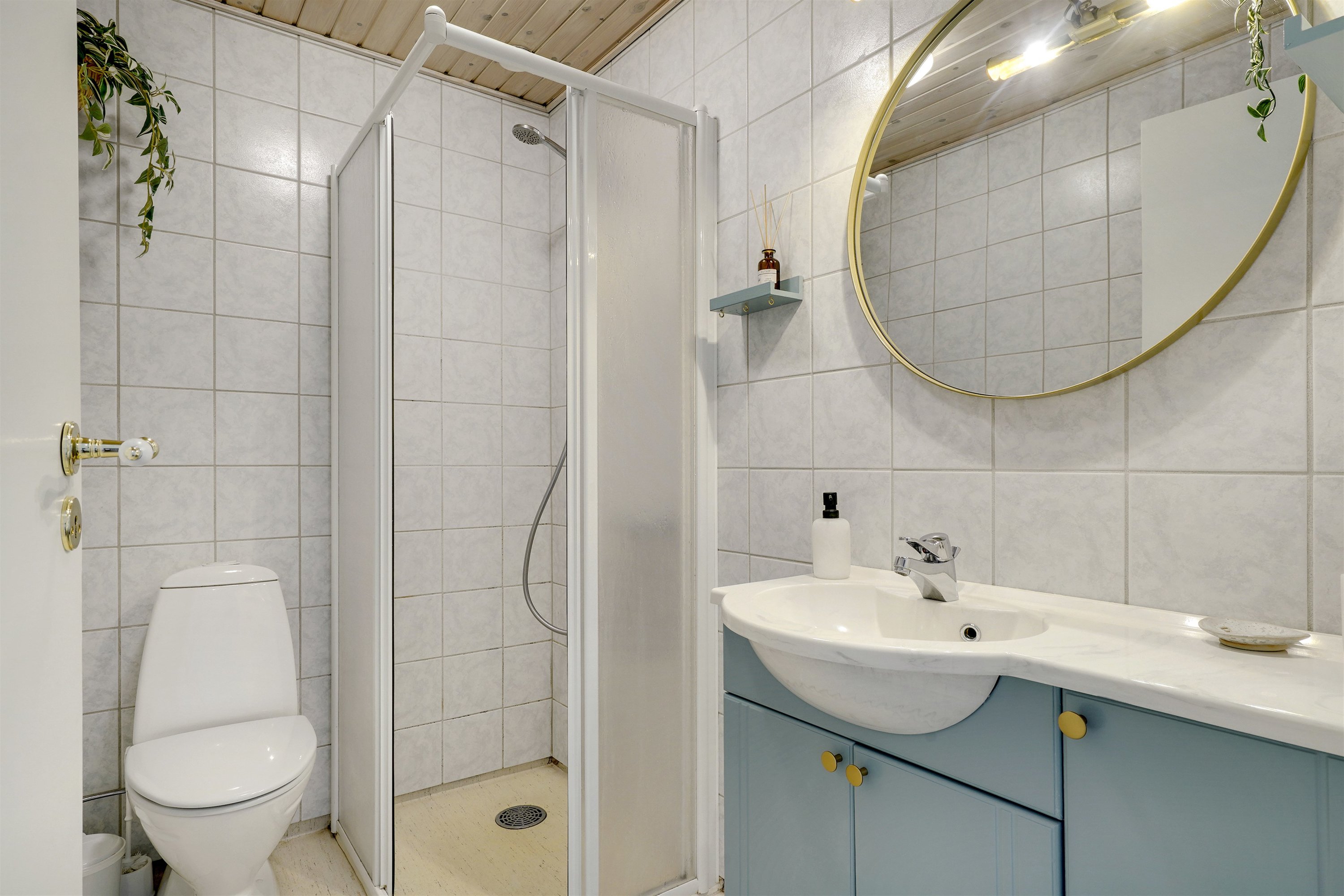 Fremhævet badeværelse billede i fuldskærmstilstand. Billede af Hjelmevej 15, 1. 15., Henne Strand, 6854 Henne