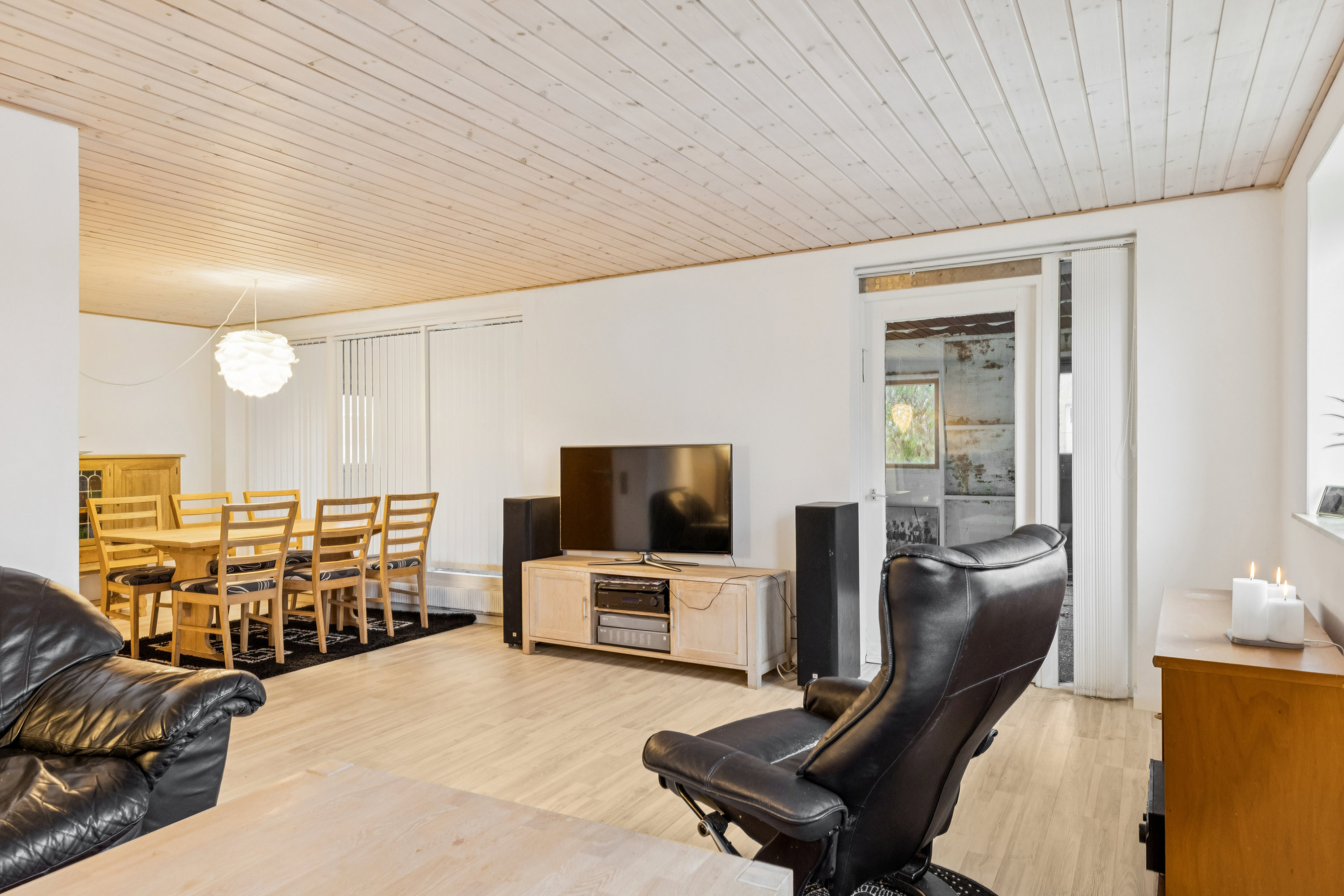 Fremhævet stue billede i fuldskærmstilstand. Billede af Frøslevvej 24, 6330 Padborg