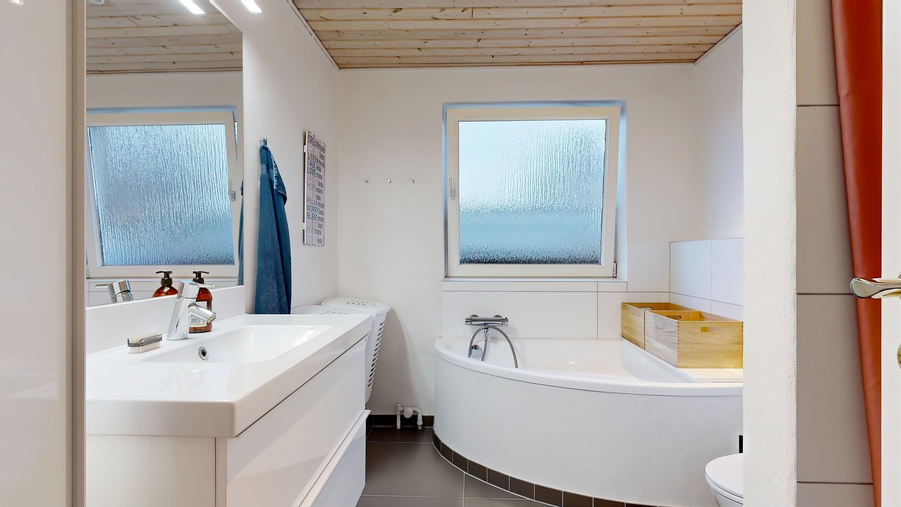 Fremhævet badeværelse billede i fuldskærmstilstand. Billede af Kristiansvej 5, Vorning, 8830 Tjele