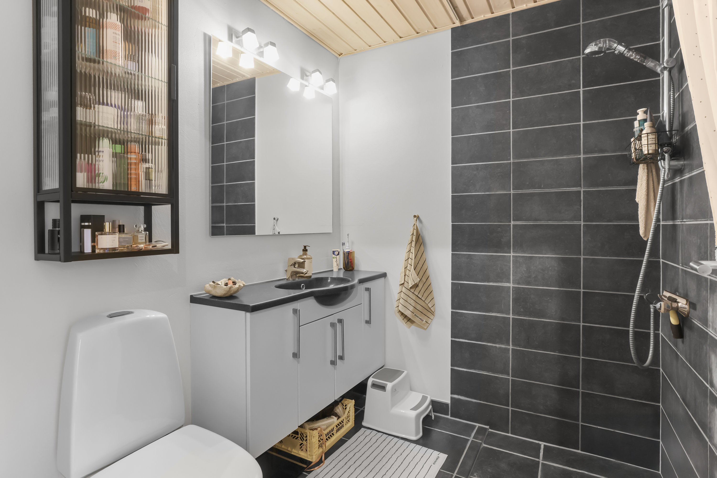 Miniaturebillede 2: badeværelse. Billede af Hyrdebakken 80, 8800 Viborg