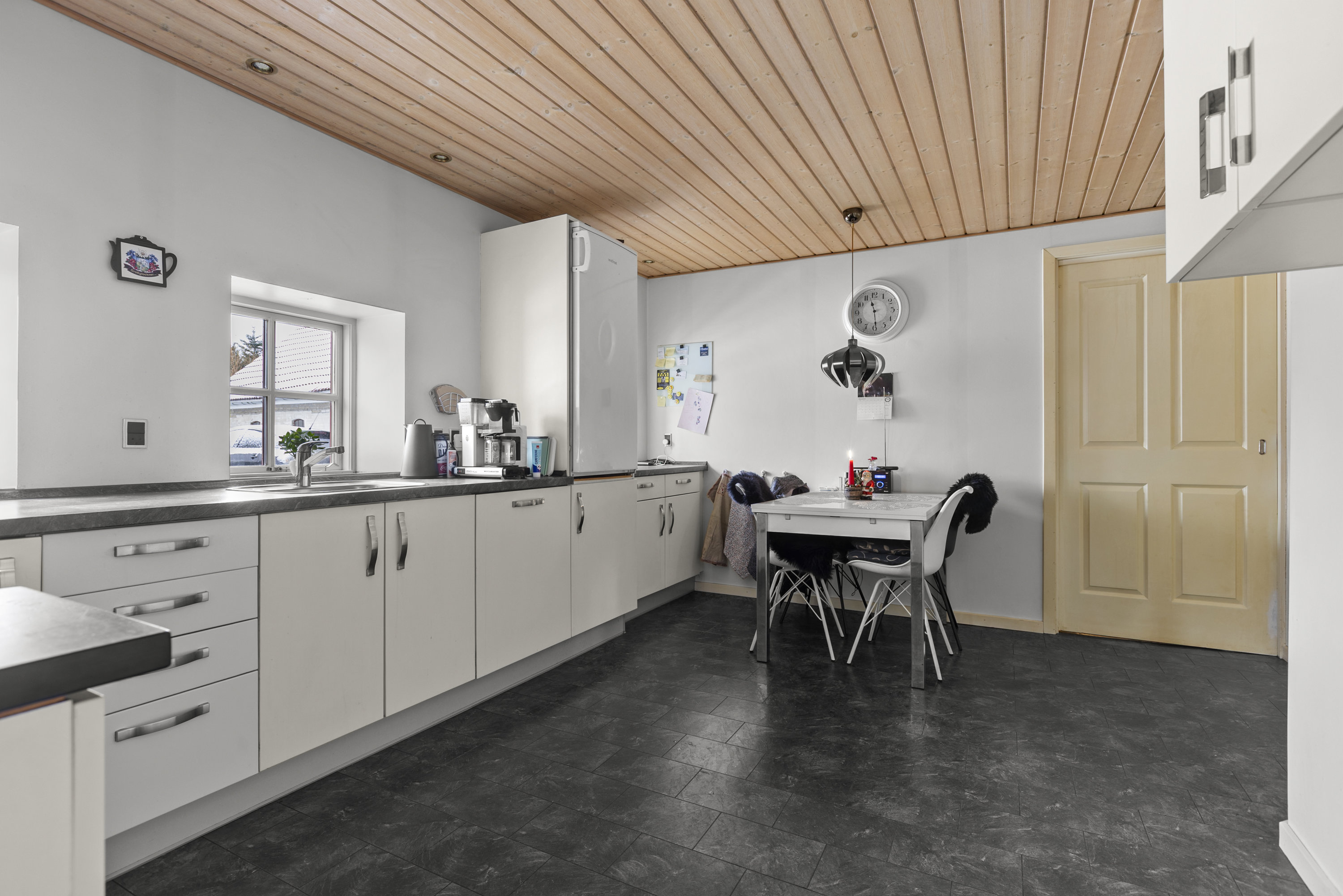 Fremhævet køkken billede i fuldskærmstilstand. Billede af Asmindrup 24, 4400 Kalundborg