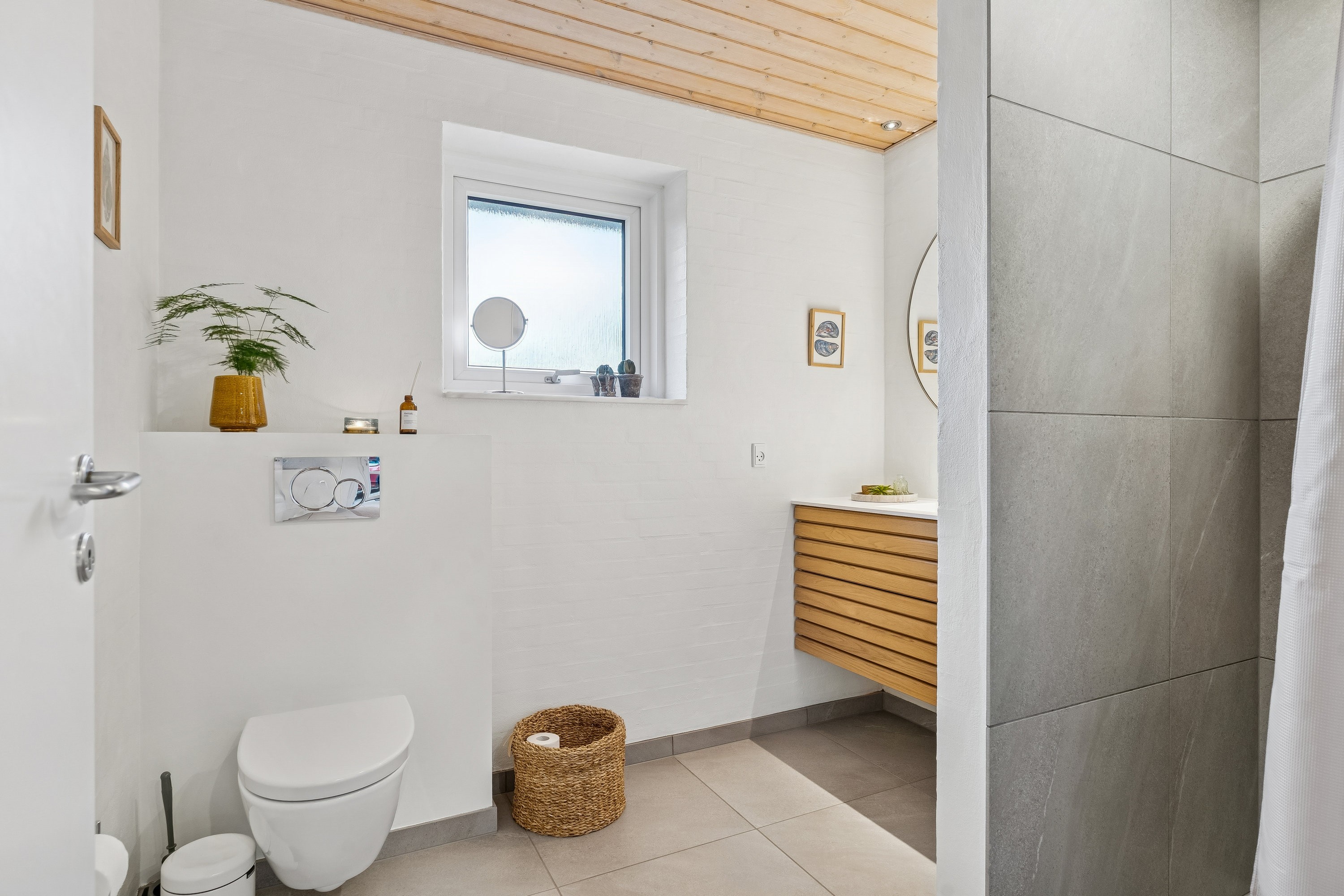 Fremhævet badeværelse billede i fuldskærmstilstand. Billede af Årupvænget 23, 8722 Hedensted