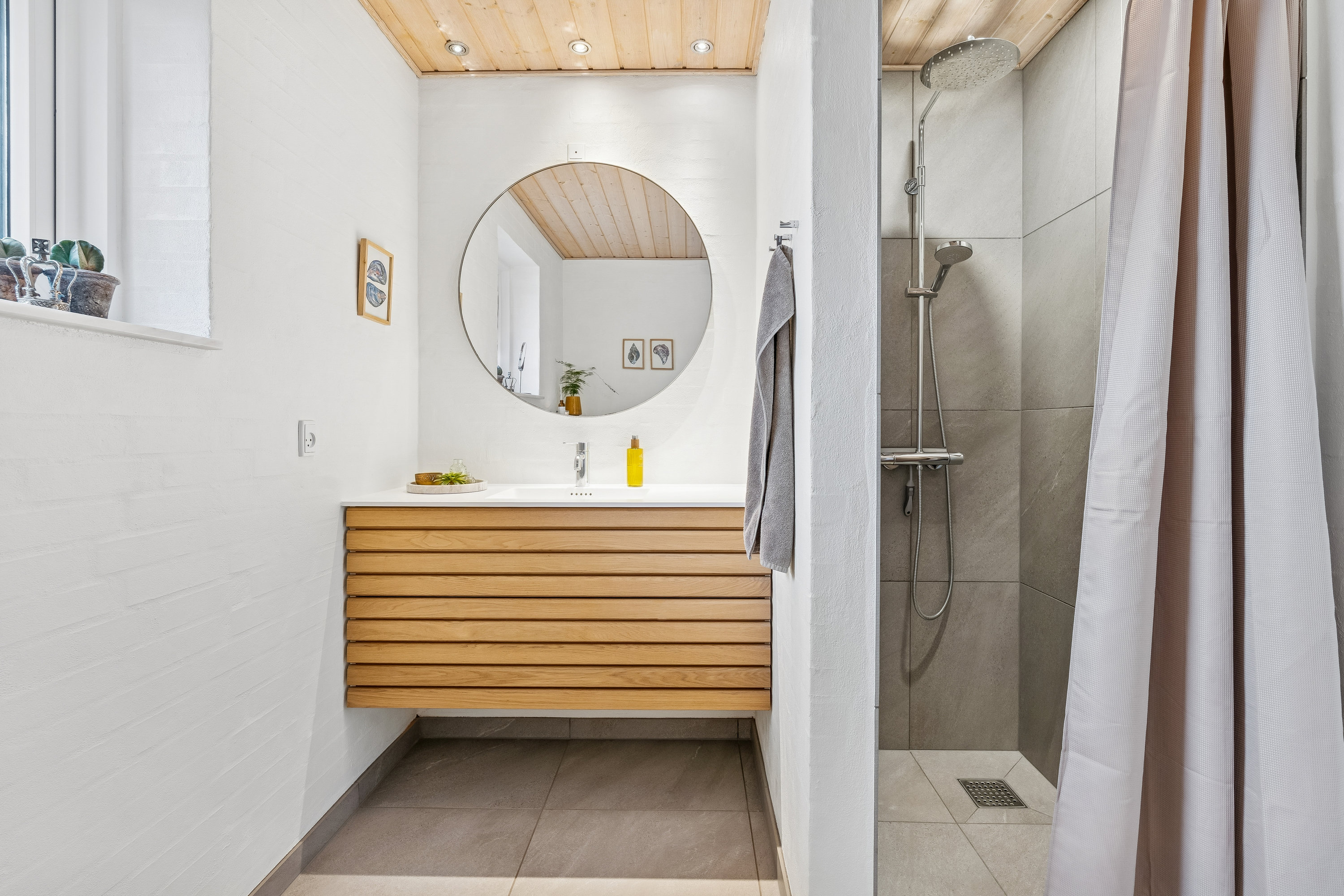 Fremhævet badeværelse billede i fuldskærmstilstand. Billede af Årupvænget 23, 8722 Hedensted