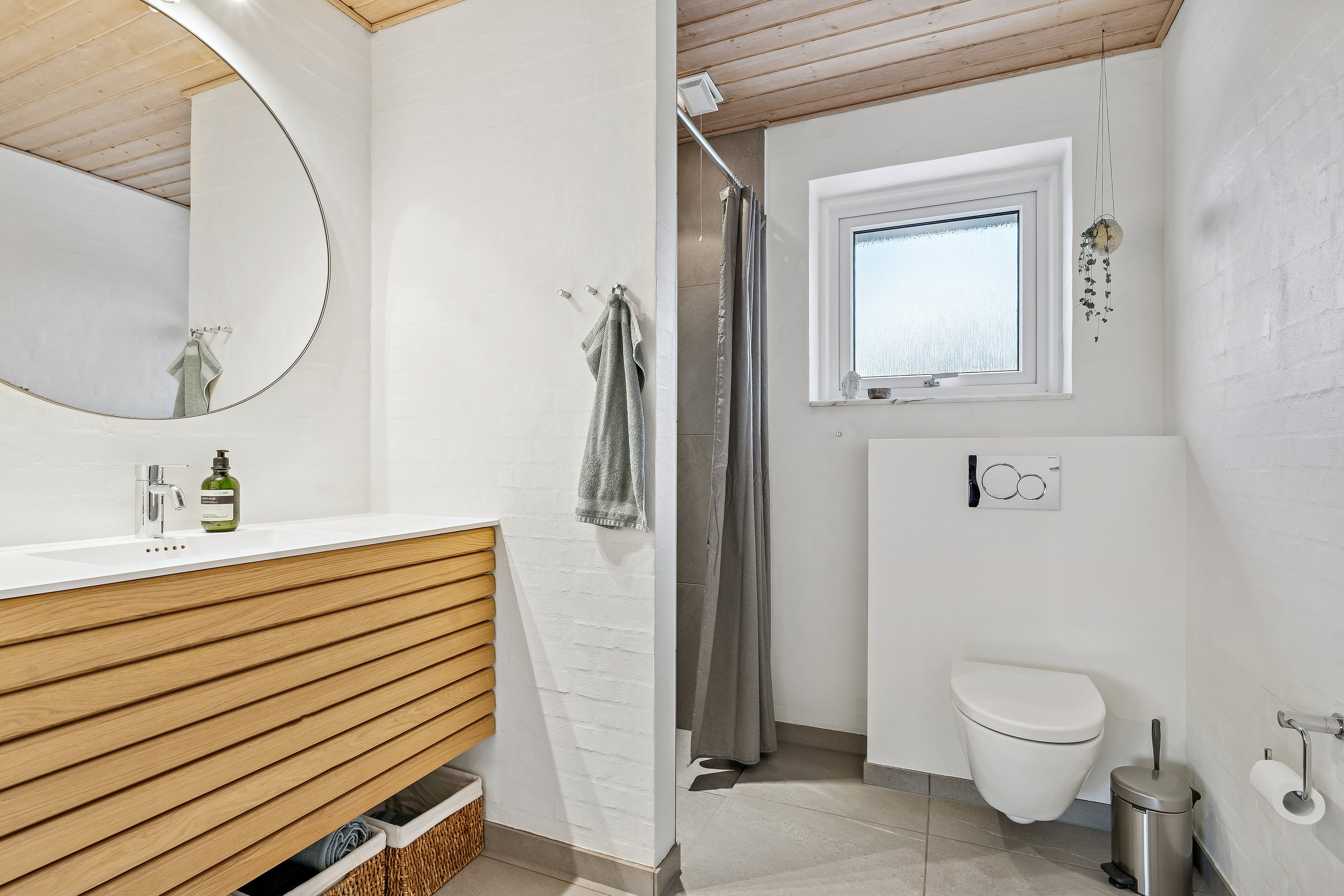 Fremhævet badeværelse billede i fuldskærmstilstand. Billede af Årupvænget 23, 8722 Hedensted