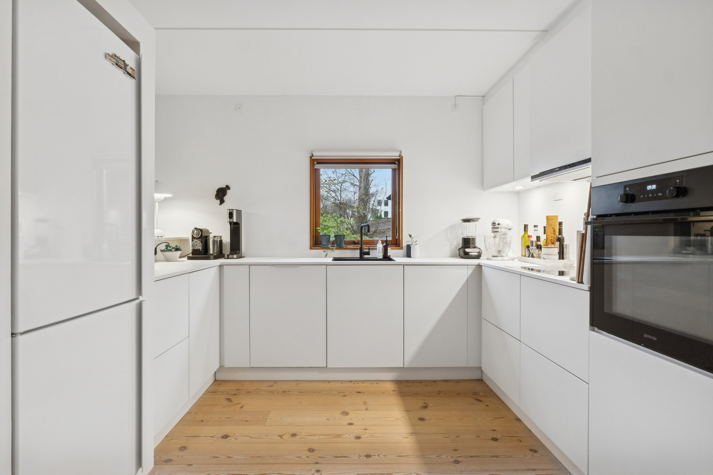 Fremhævet køkken billede i fuldskærmstilstand. Billede af Dianas Have 71, 2970 Hørsholm