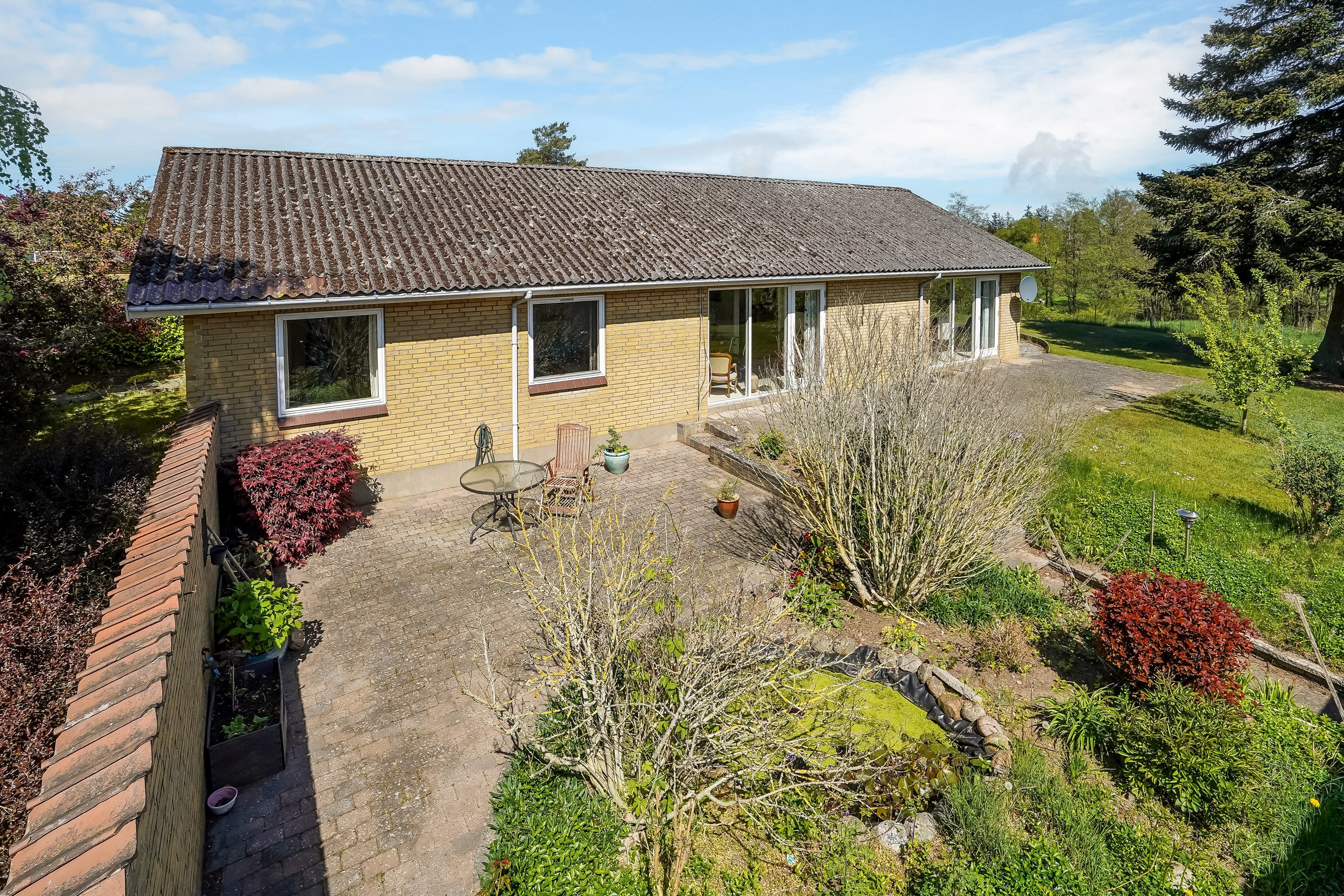 Fremhævet facade fra haven billede i fuldskærmstilstand. Billede af Vinkelvej 20, Brobyværk, 5672 Broby