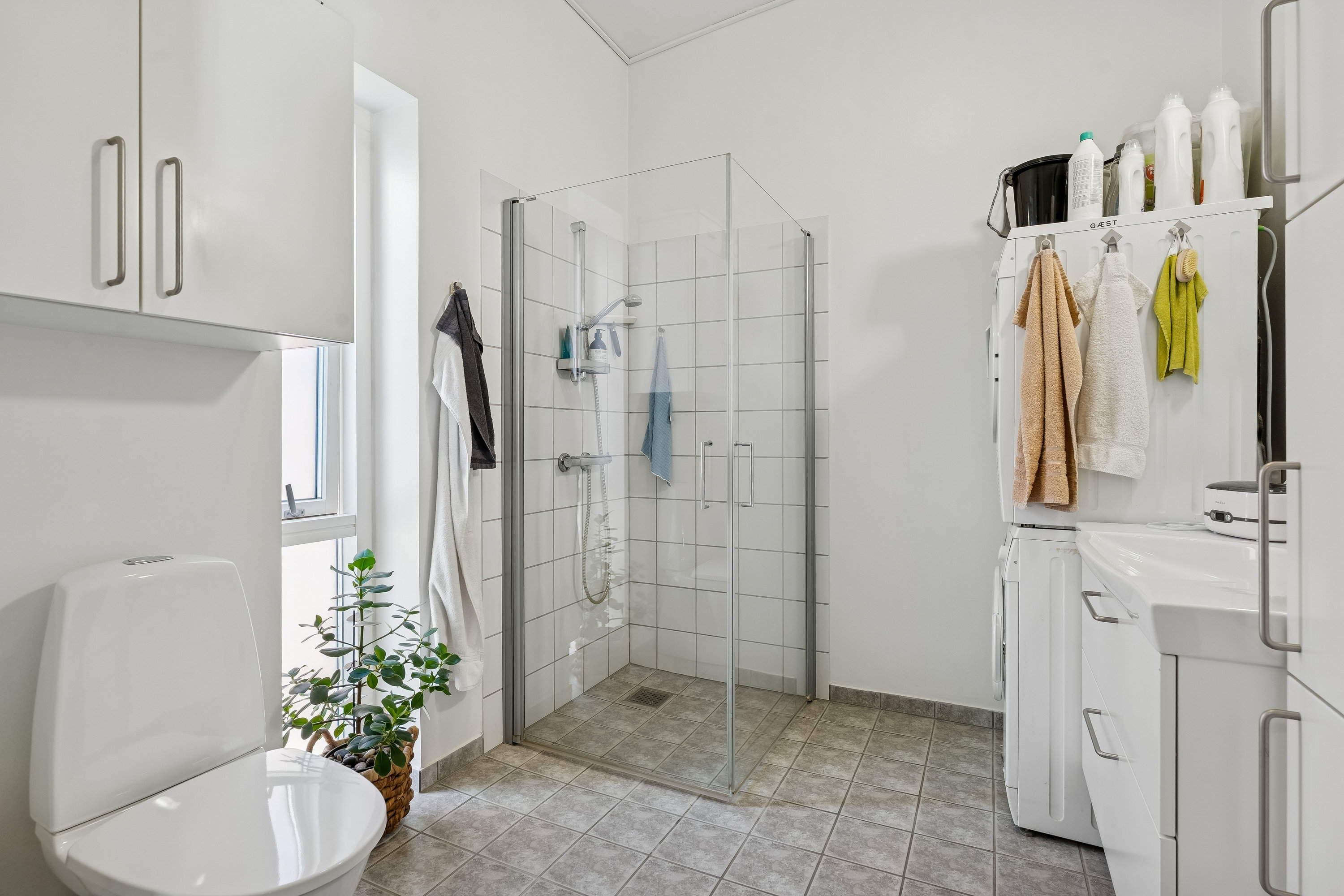 Fremhævet badeværelse billede i fuldskærmstilstand. Billede af Kirkegade 19B, 1., 8722 Hedensted