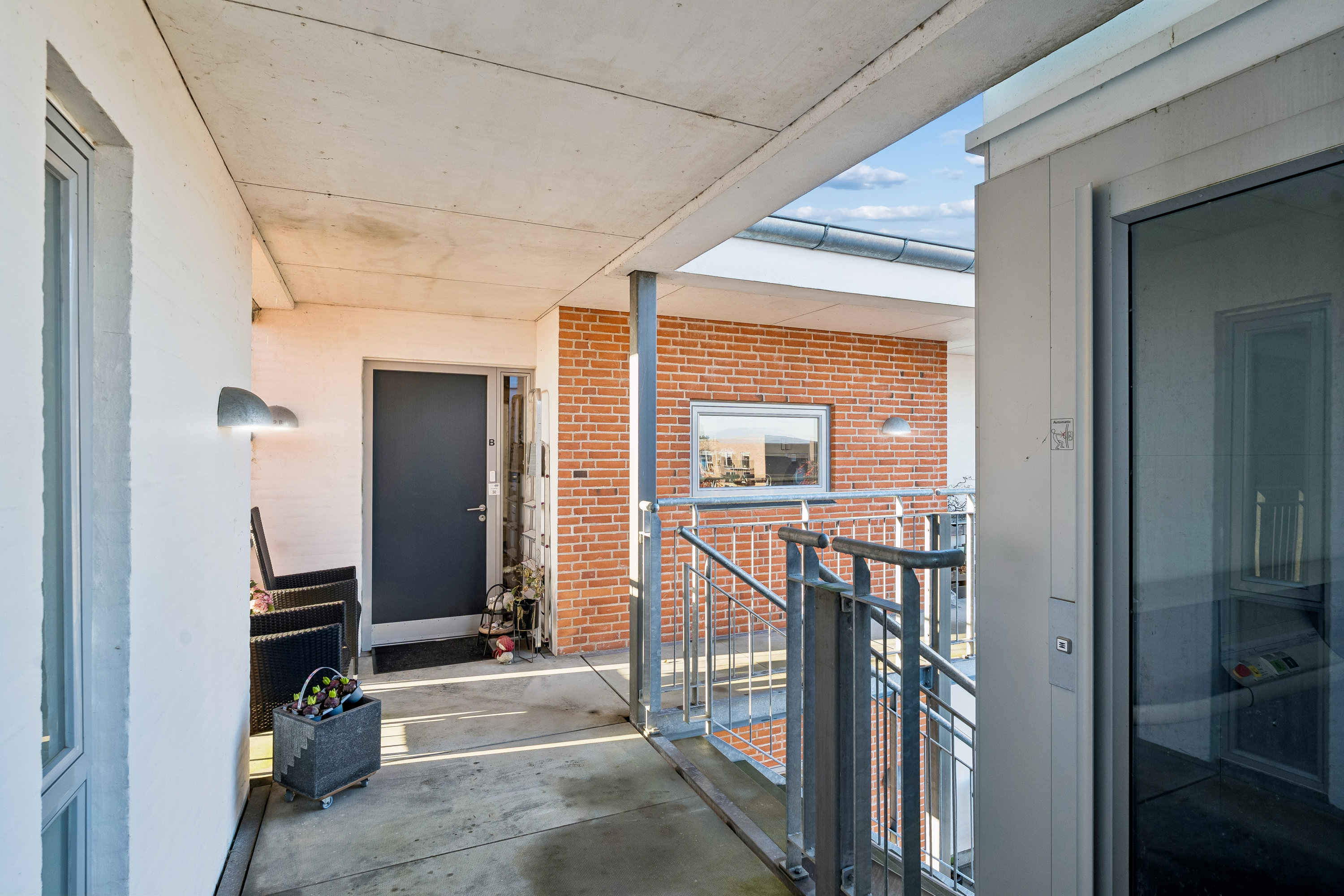 Fremhævet indgangsparti billede i fuldskærmstilstand. Billede af Kirkegade 19B, 1., 8722 Hedensted