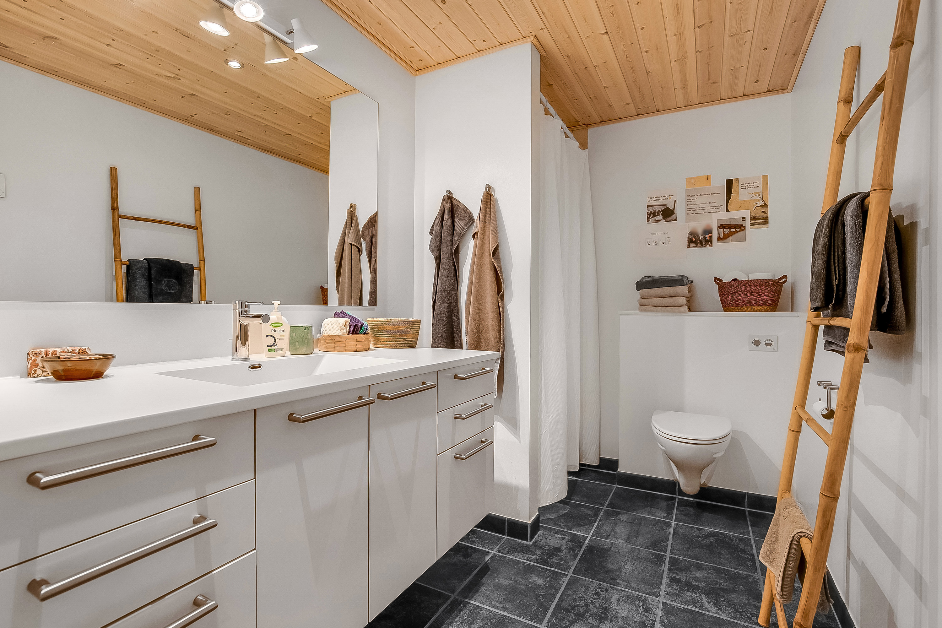 Fremhævet badeværelse billede i fuldskærmstilstand. Billede af Degnevænget 34, 7100 Vejle