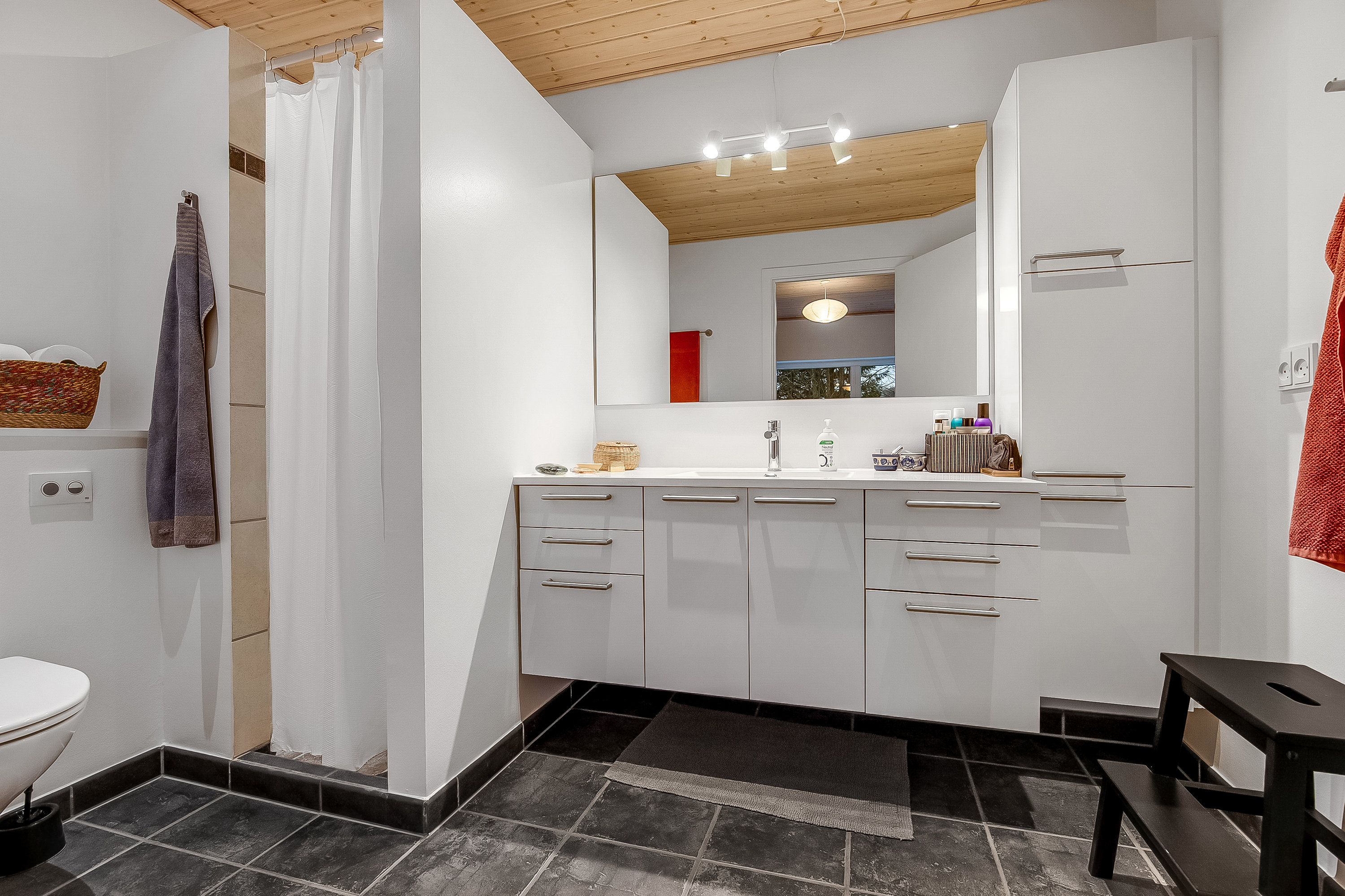 Fremhævet badeværelse billede i fuldskærmstilstand. Billede af Degnevænget 34, 7100 Vejle