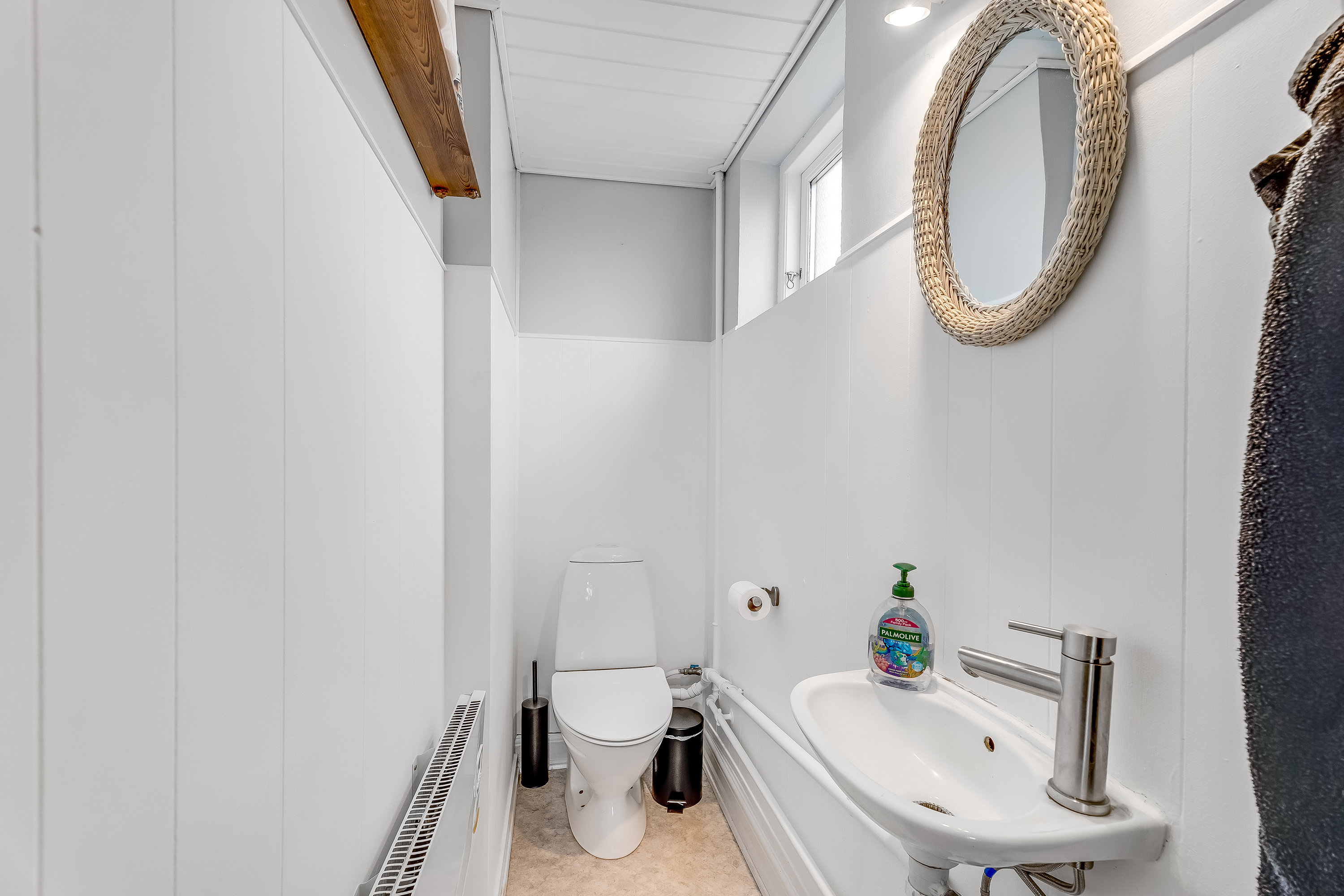 Fremhævet toilet billede i fuldskærmstilstand. Billede af Vesterskovvej 23, 4800 Nykøbing F