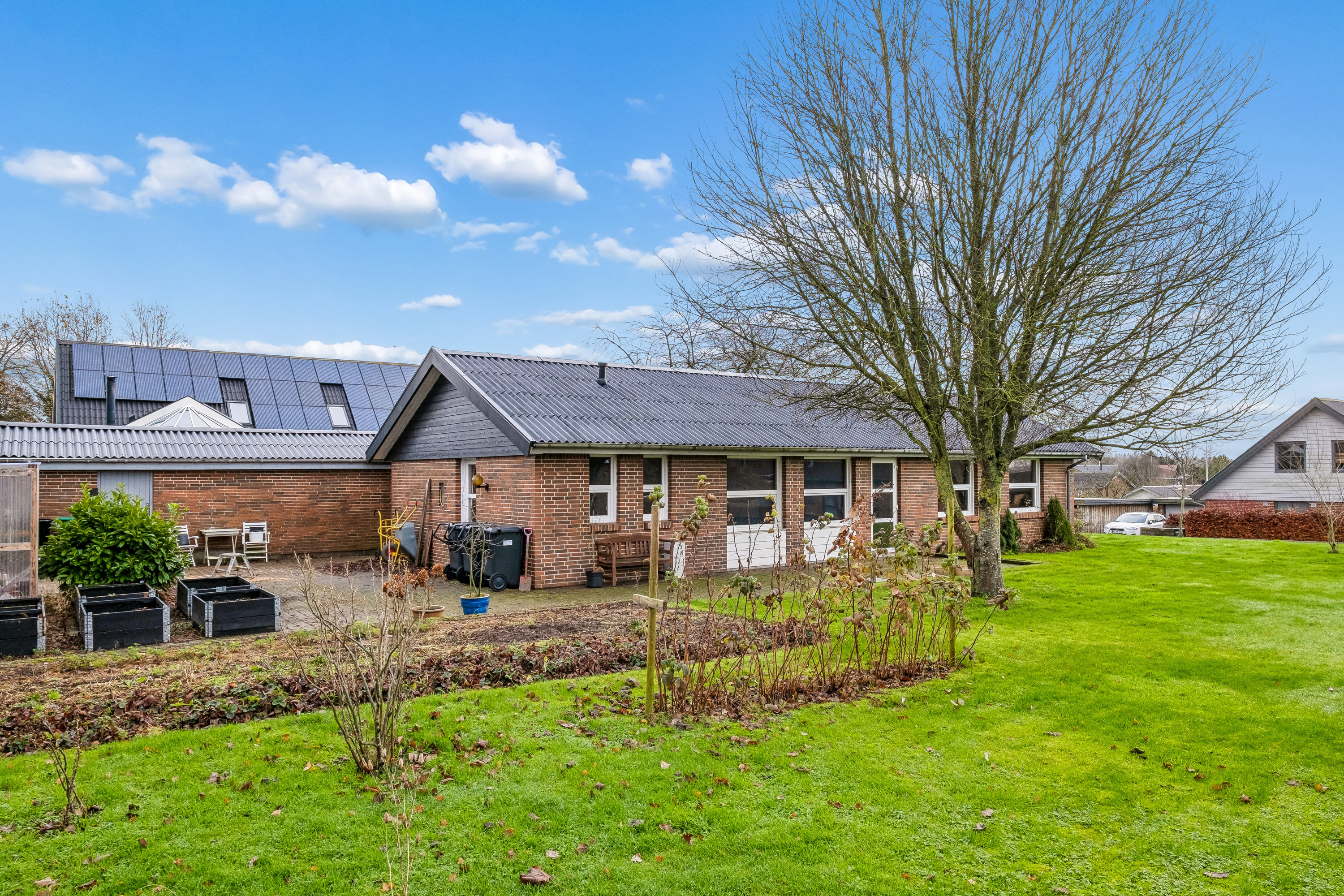 Fremhævet facade fra haven billede i fuldskærmstilstand. Billede af Oventoften 39, 8751 Gedved