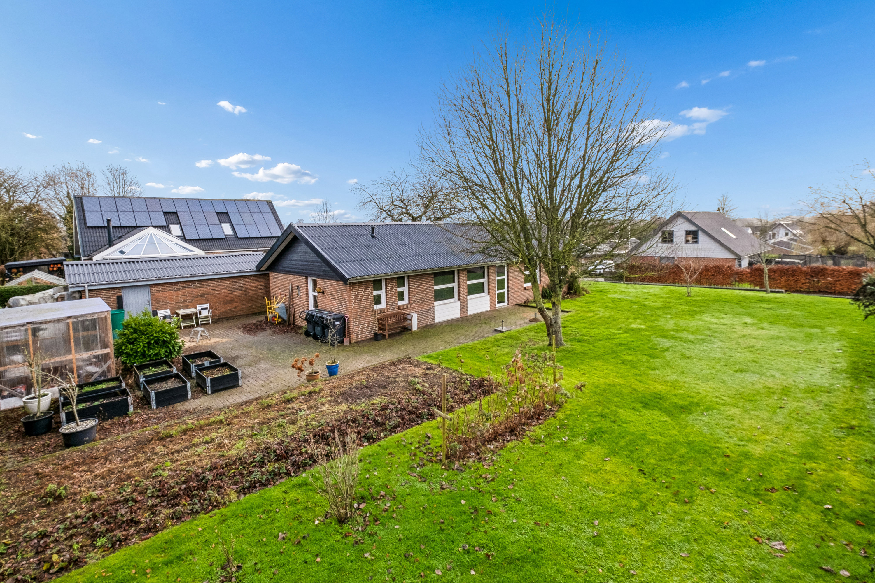 Fremhævet facade fra haven billede i fuldskærmstilstand. Billede af Oventoften 39, 8751 Gedved