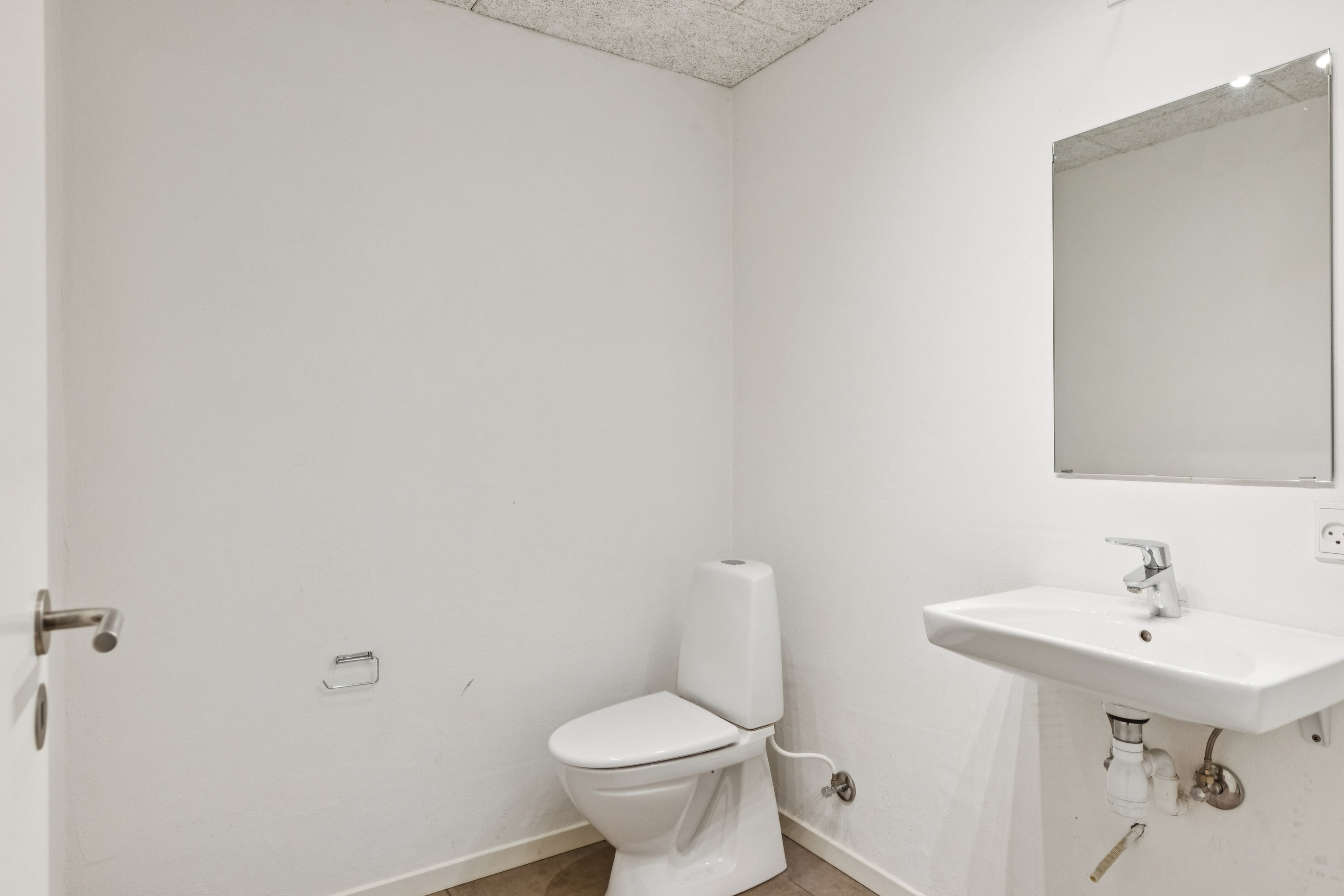 Fremhævet toilet i garage billede i fuldskærmstilstand. Billede af Dyrhøj 23, 6300 Gråsten