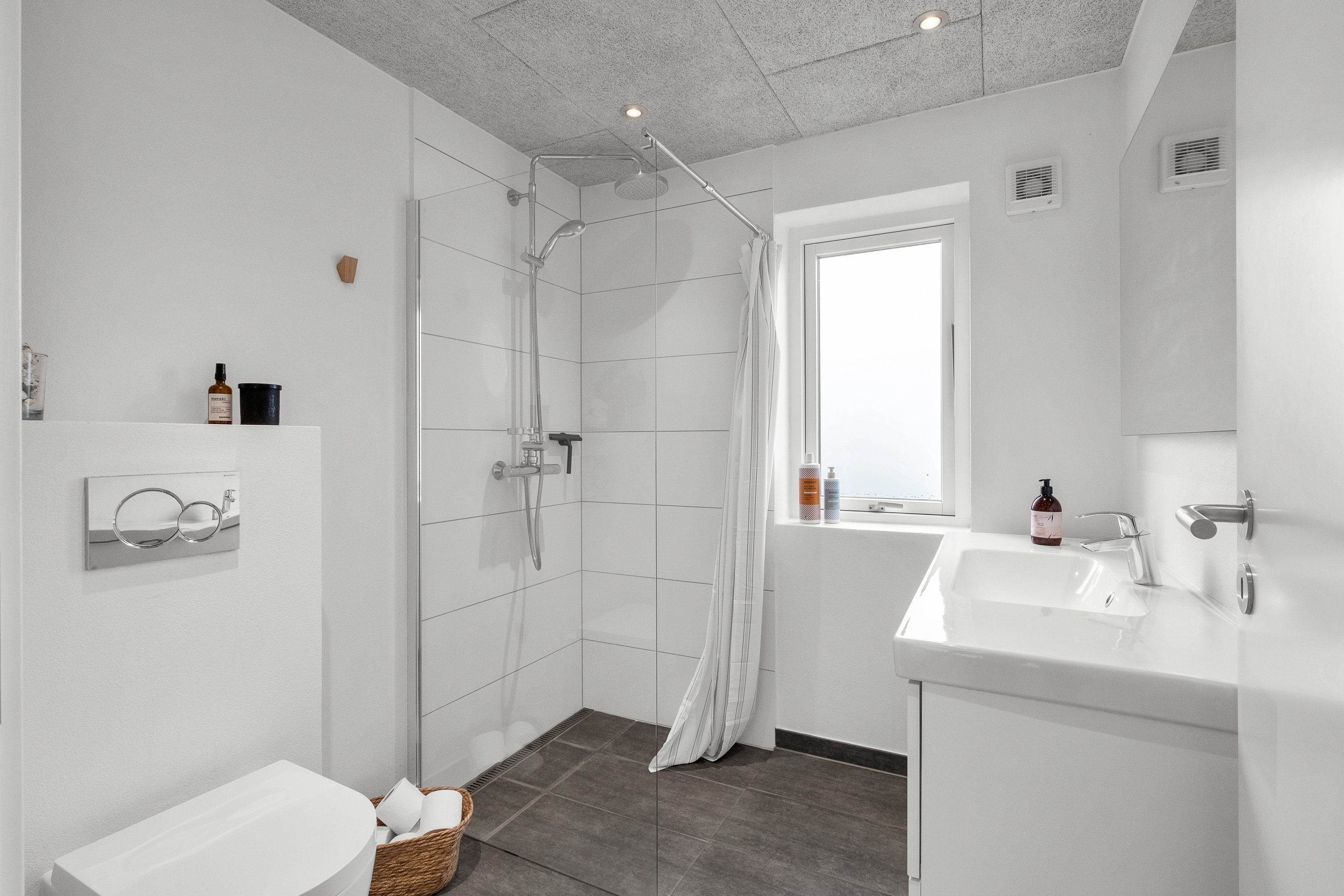 Fremhævet badeværelse billede i fuldskærmstilstand. Billede af Birkebakken 26, 8520 Lystrup