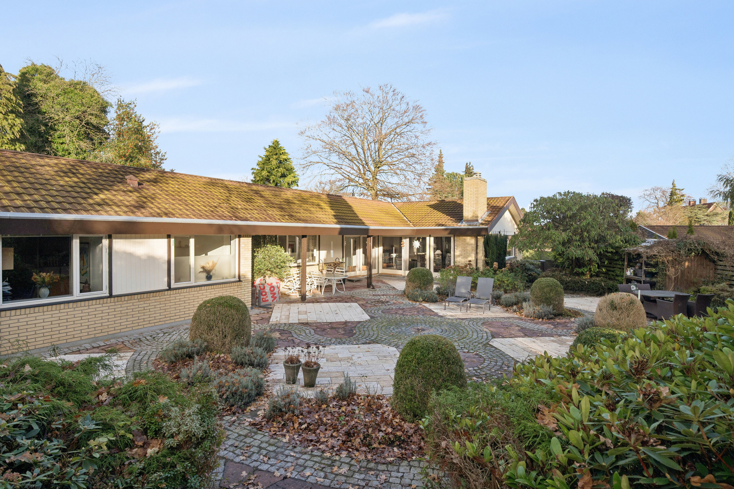 Miniaturebillede 1: set fra haven. Billede af Doktorvænget 7, 2960 Rungsted Kyst