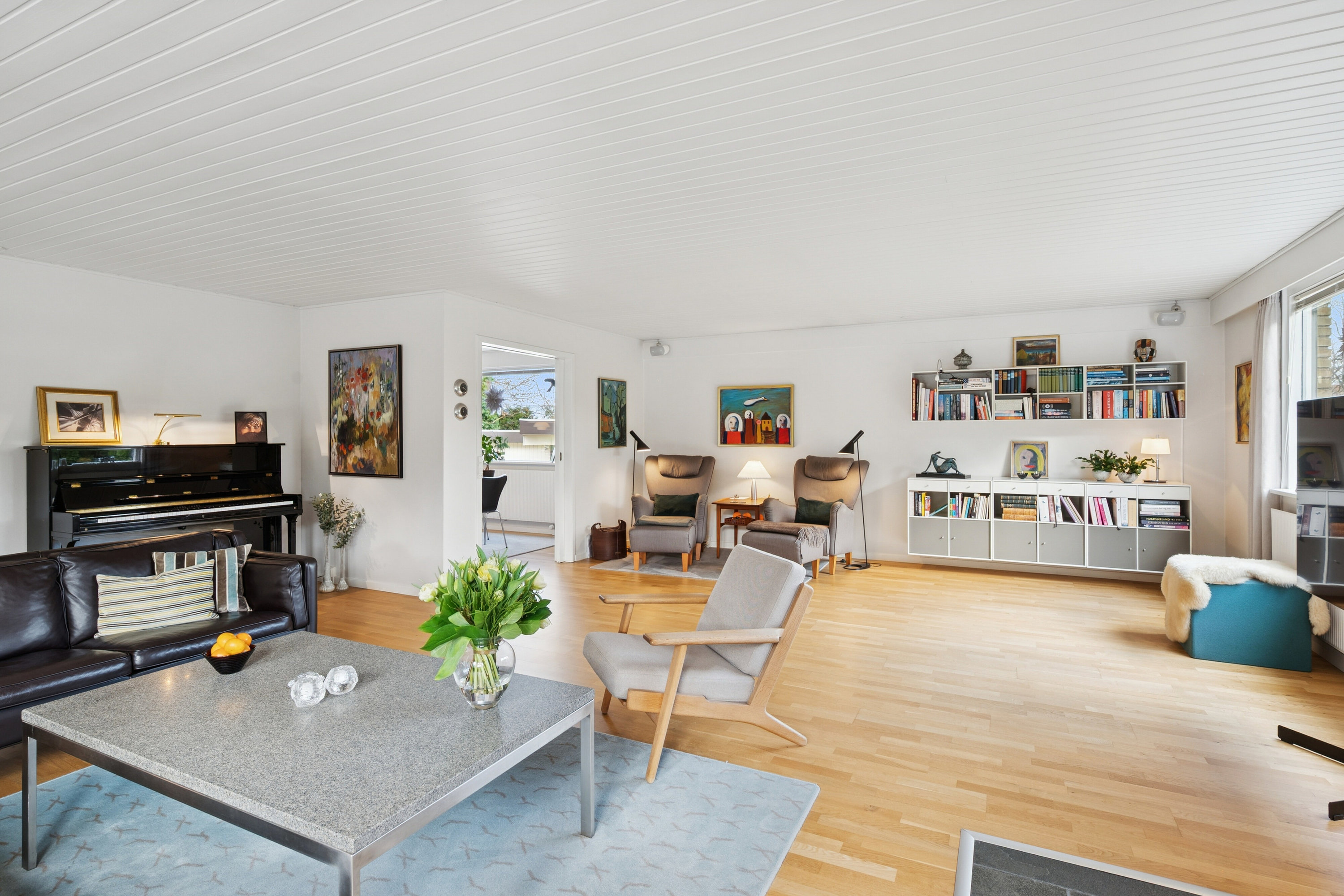 Fremhævet stue billede i fuldskærmstilstand. Billede af Doktorvænget 7, 2960 Rungsted Kyst