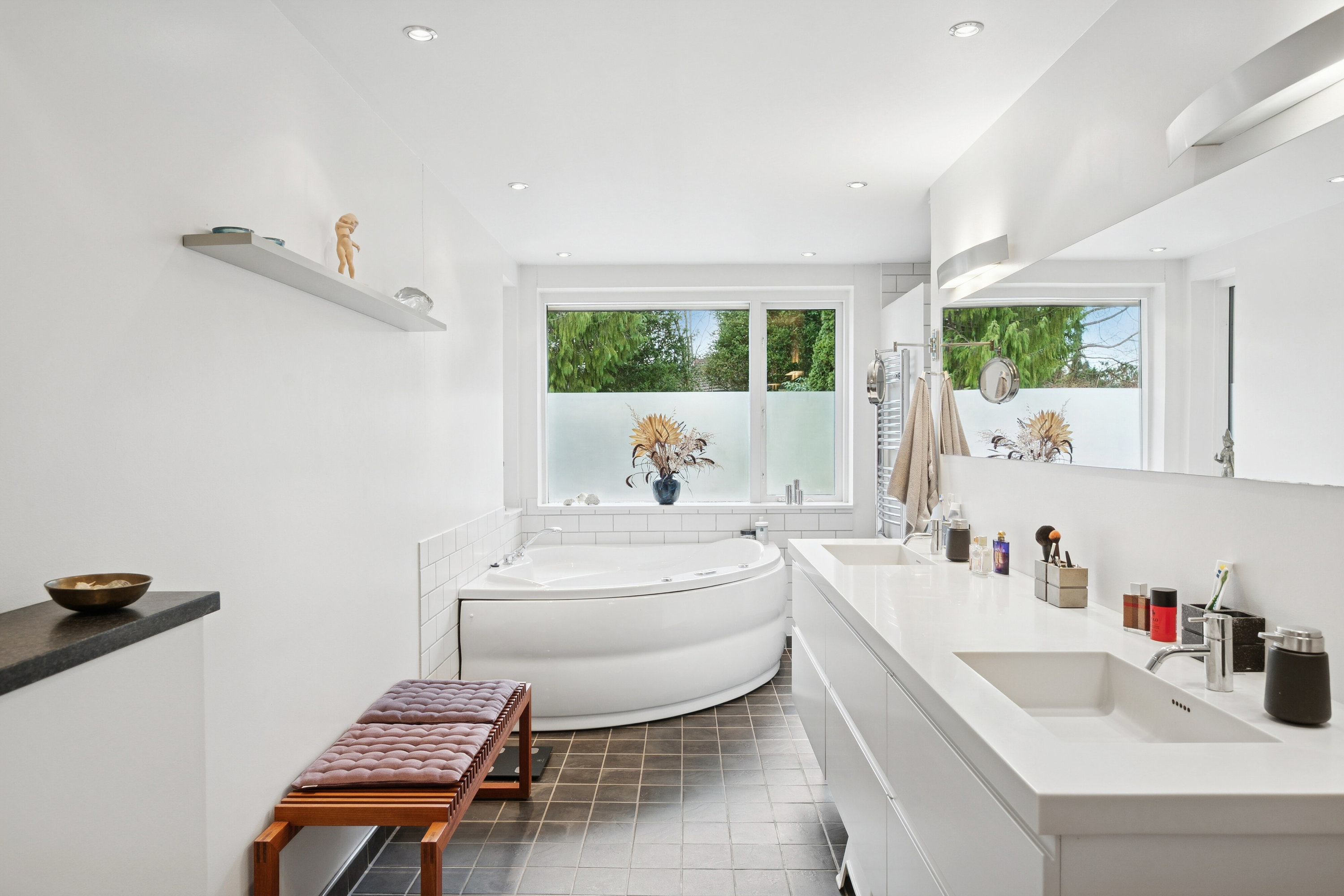 Fremhævet badeværelse billede i fuldskærmstilstand. Billede af Doktorvænget 7, 2960 Rungsted Kyst