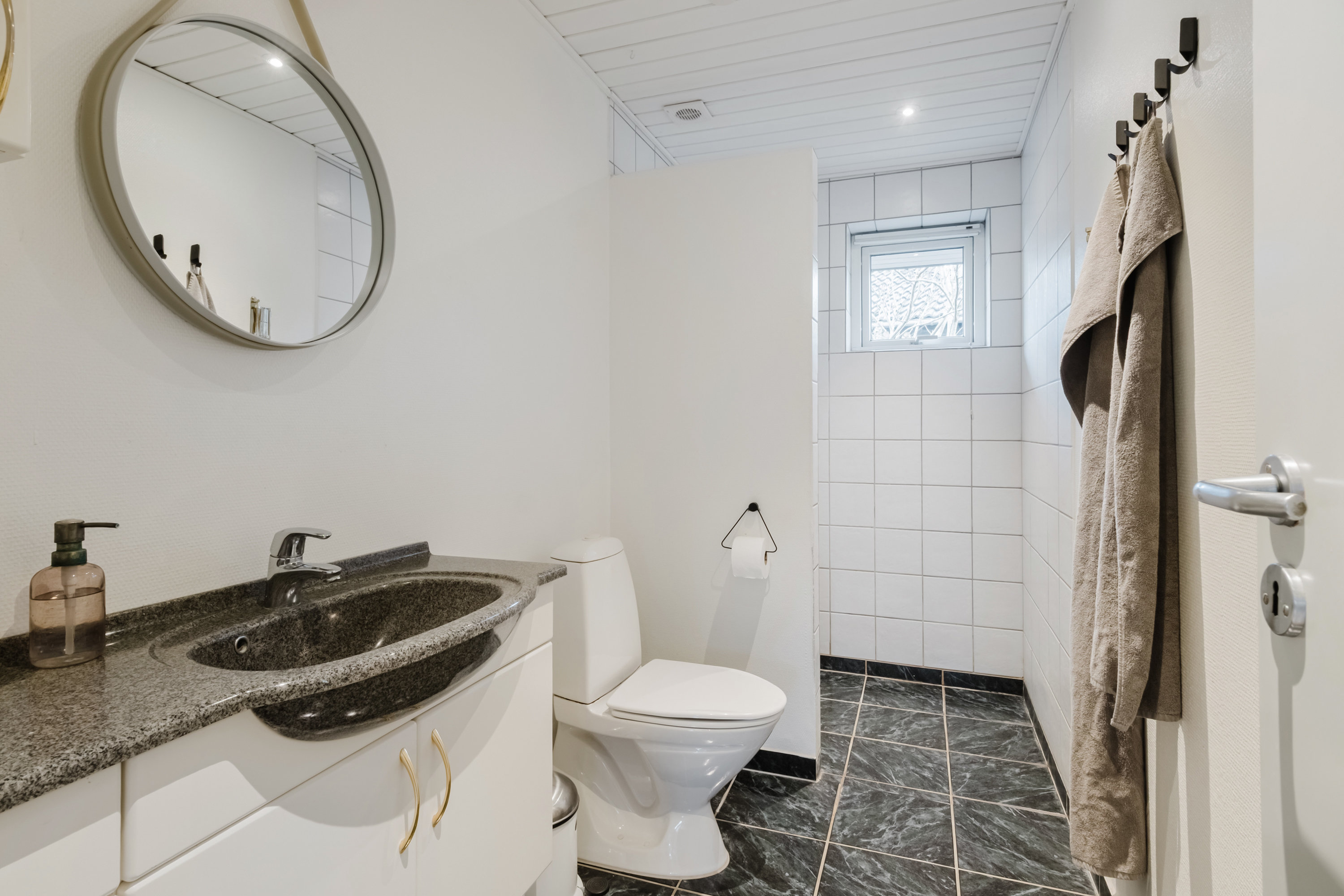 Fremhævet badeværelse billede i fuldskærmstilstand. Billede af Chr Dannings Vej 54, Strib, 5500 Middelfart