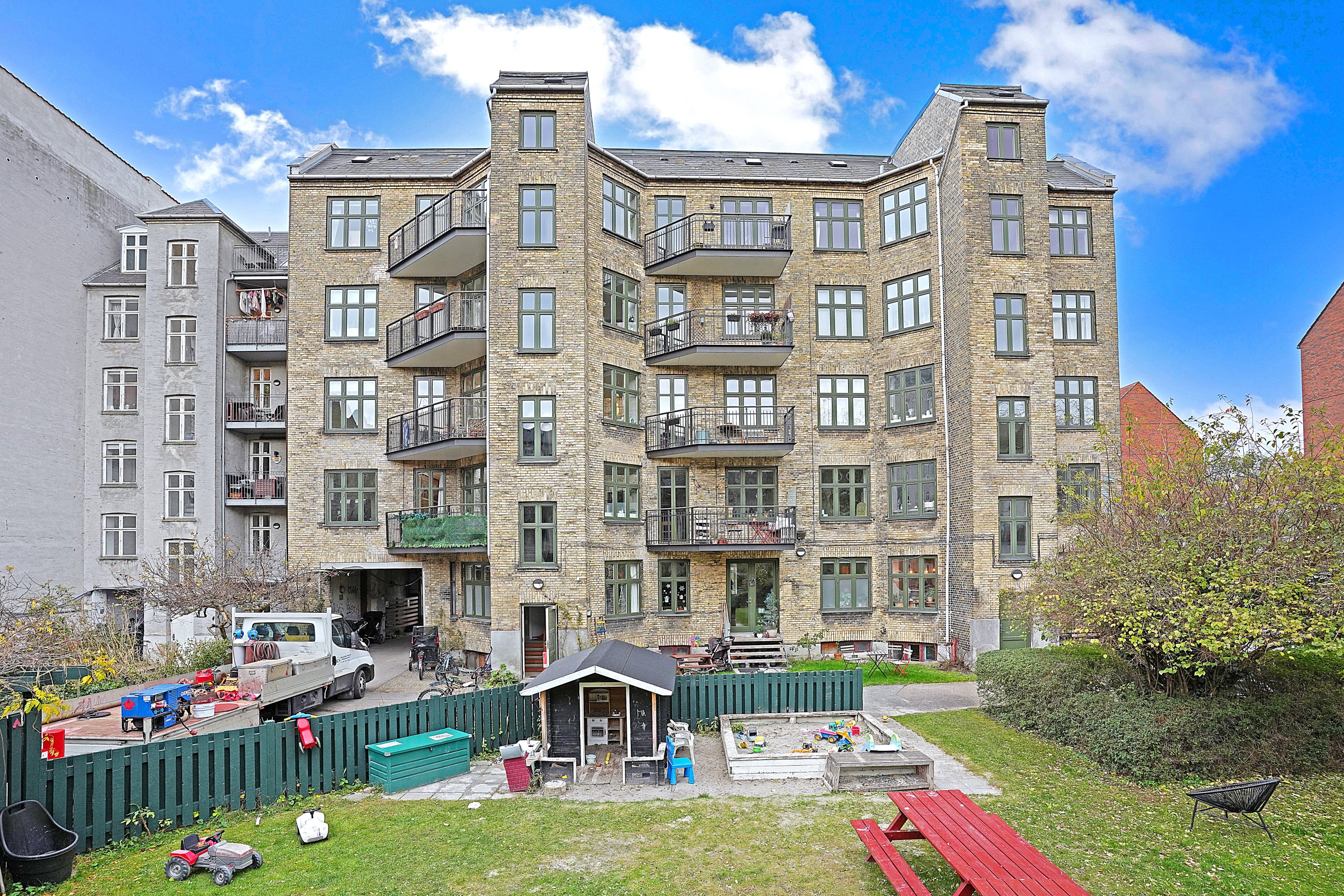 Fremhævet gårdmiljø billede i fuldskærmstilstand. Billede af Uffesgade 10, 2. tv., 2200 København N