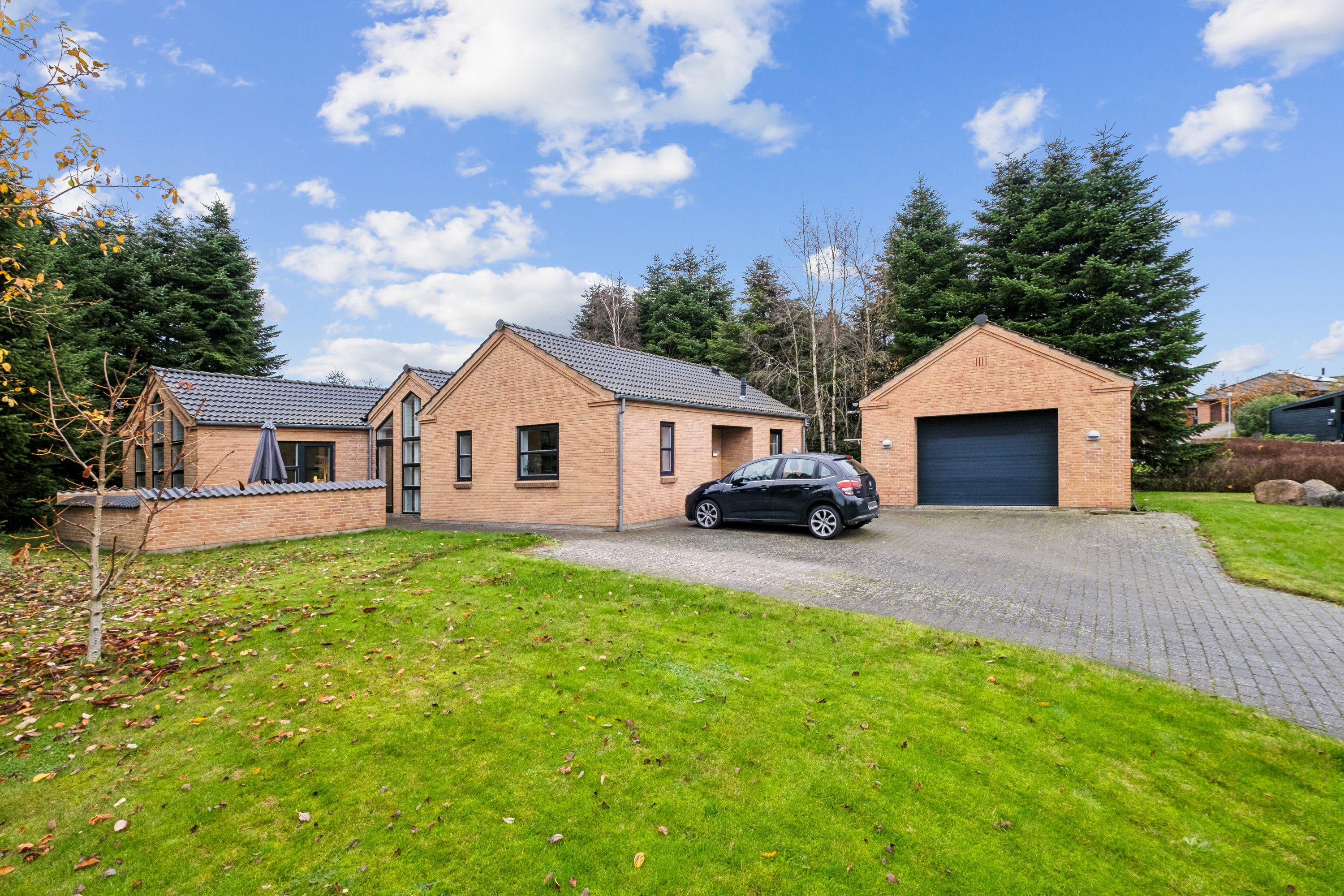 Fremhævet facade billede i fuldskærmstilstand. Billede af Granhøjen 3, 8752 Østbirk