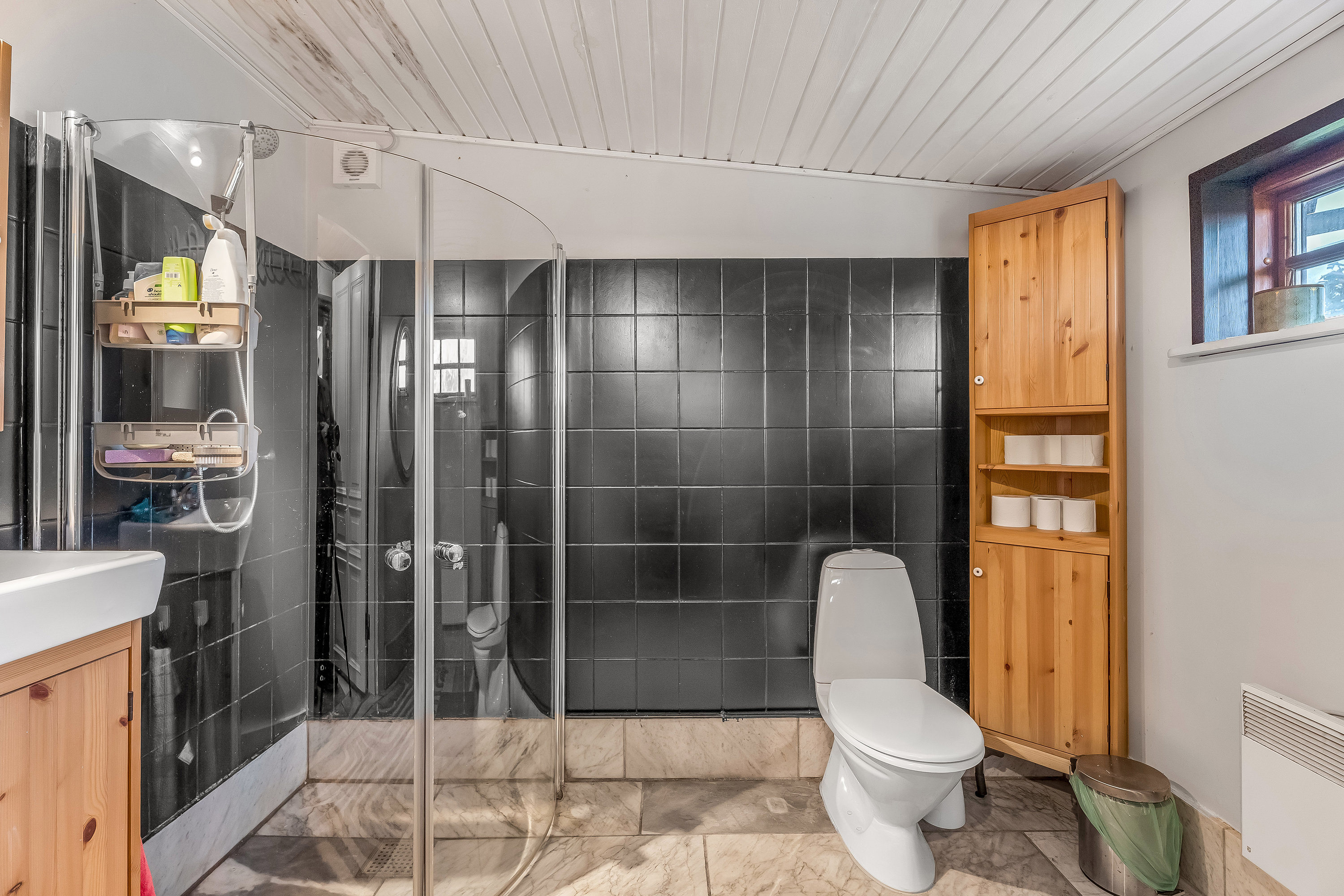 Miniaturebillede 2: badeværelse. Billede af Tårsvej 177, 4912 Harpelunde