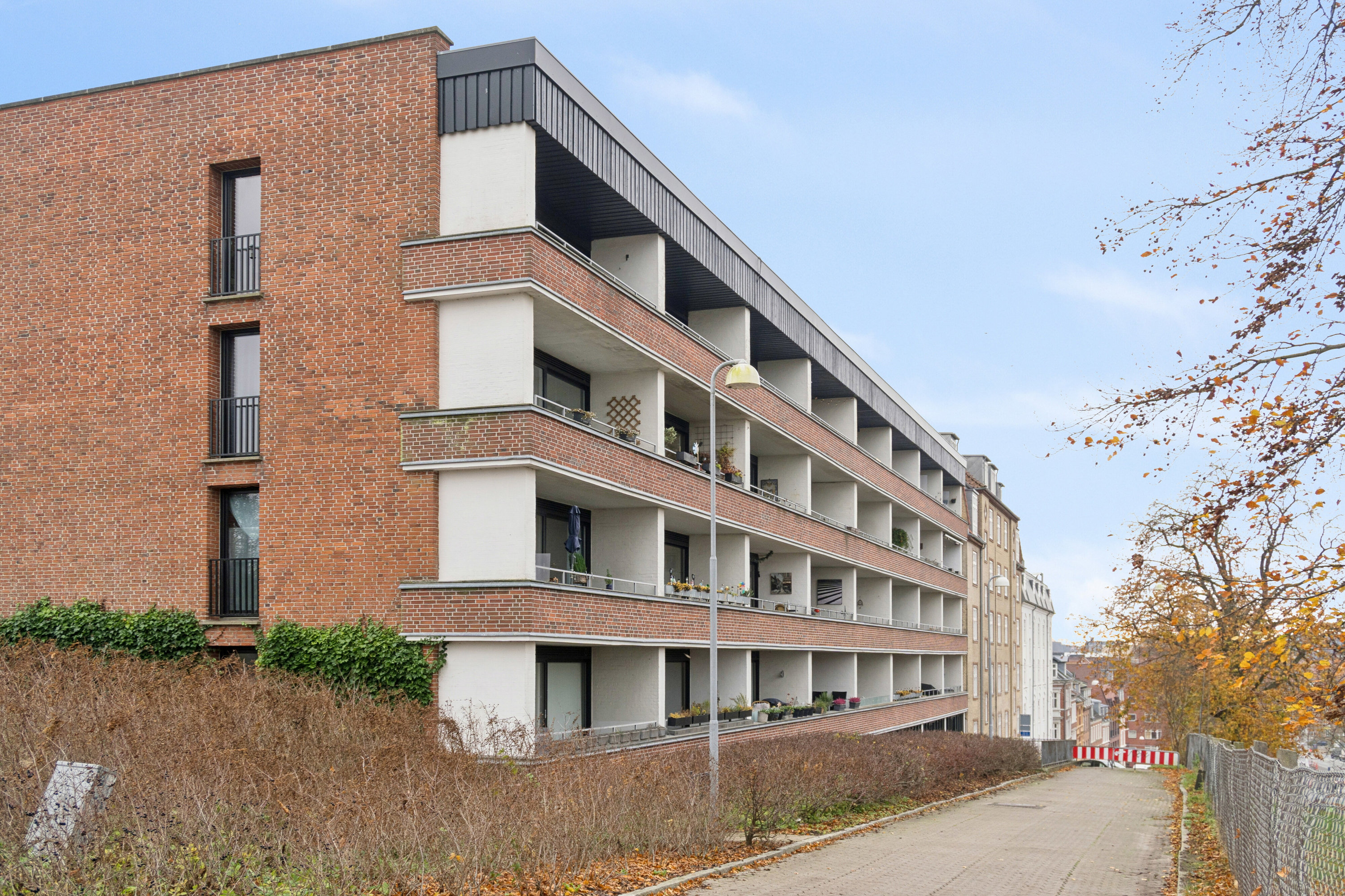 Fremhævet facade billede i fuldskærmstilstand. Billede af Møllevejen 27, kld.. th., 8000 Aarhus C