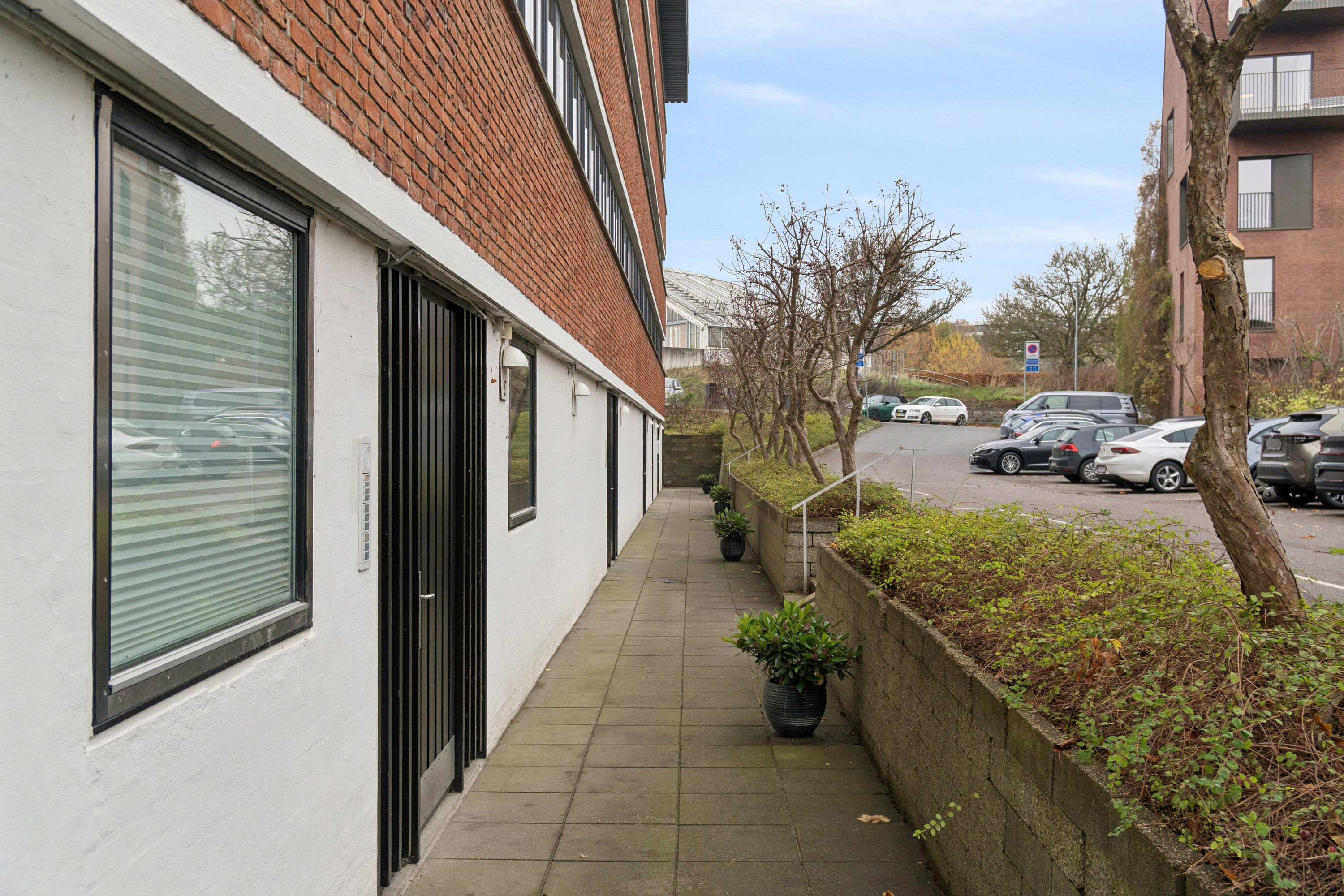 Fremhævet udendørs billede i fuldskærmstilstand. Billede af Møllevejen 27, kld.. th., 8000 Aarhus C